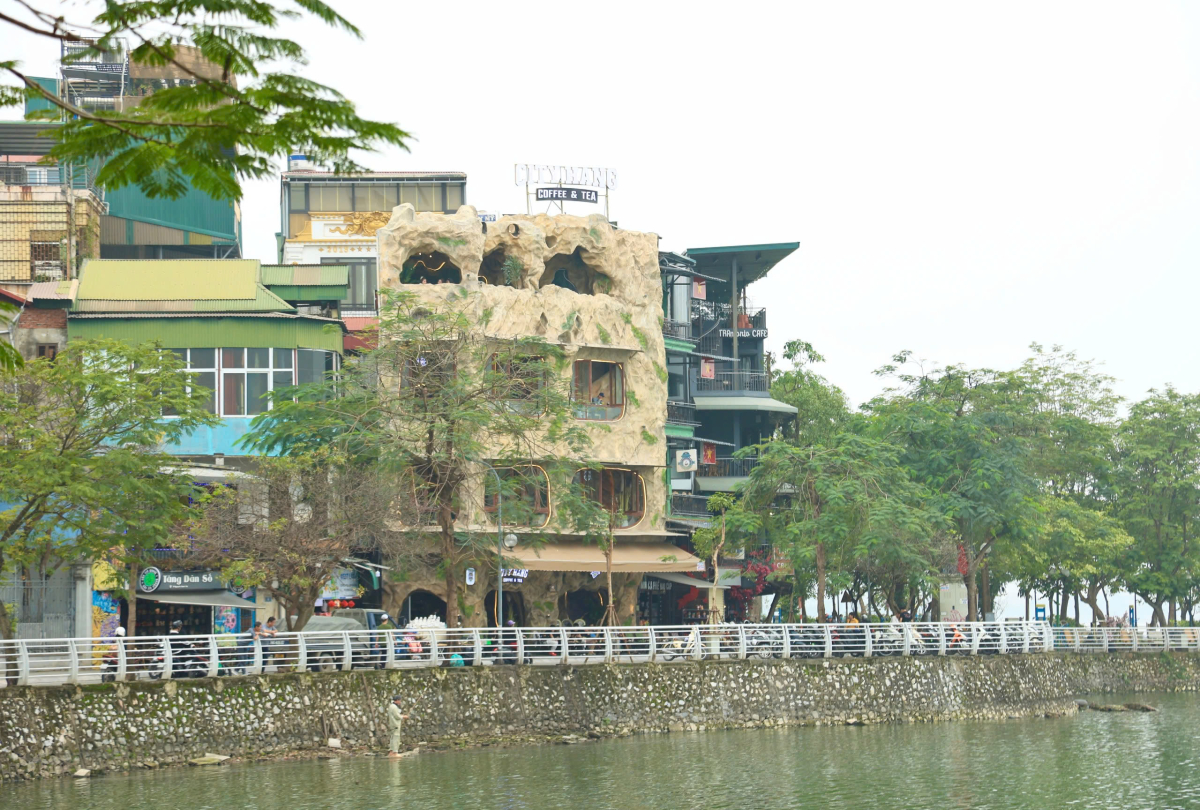 Quán cà phê 4 tầng tại Hà Nội được thiết kế theo phong cách hang động, với kết cấu gồ ghề mô phỏng các khối đá, thu hút đông đảo người dân đến trải nghiệm và khám phá.