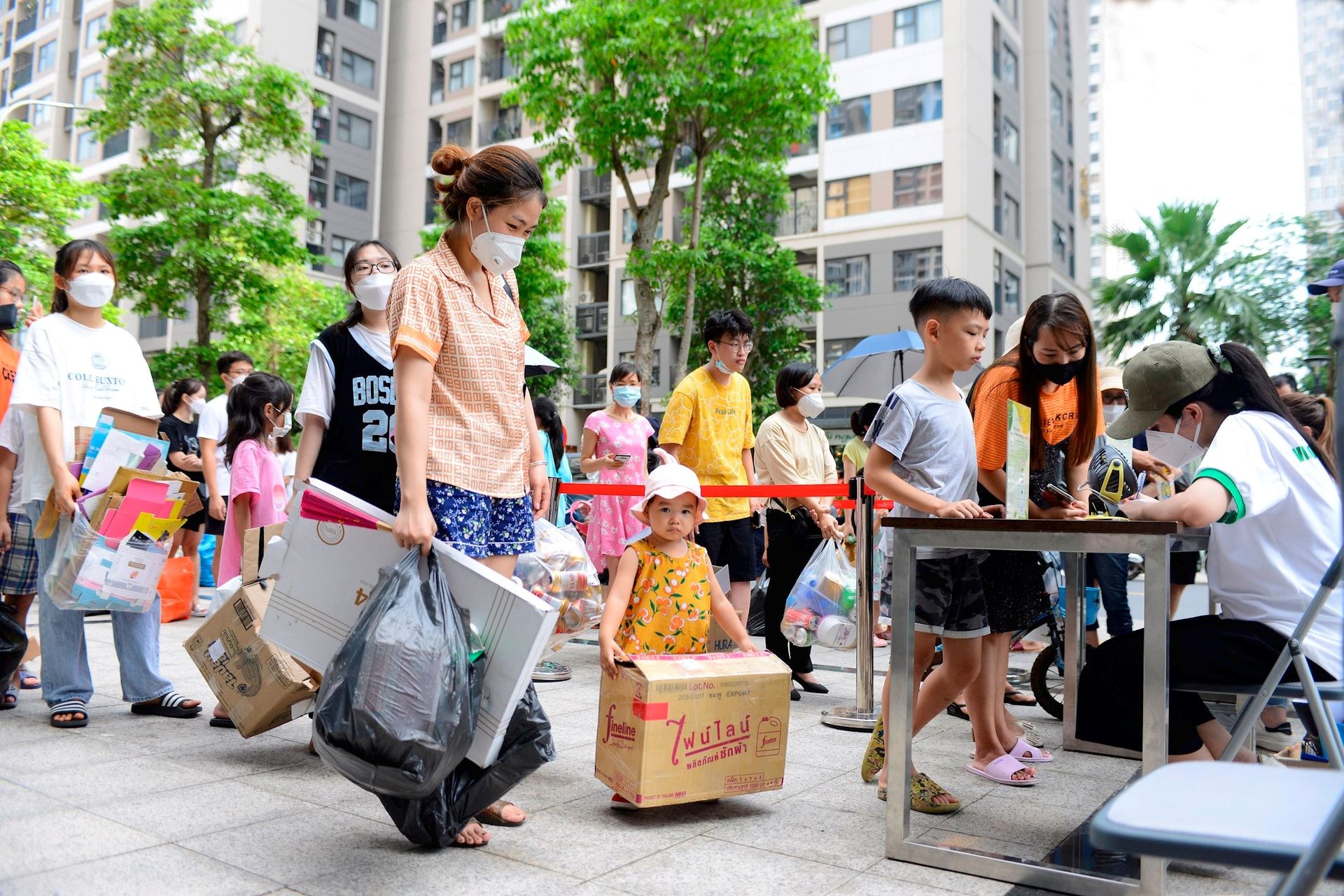 Ngoài các hoạt động phân loại, CLB Sống Xanh – Sống Khỏe Vinhomes còn tổ chức Ngày hội Đổi rác lấy quà, thu gom rác thải,... (Nguồn: Vinhomes)