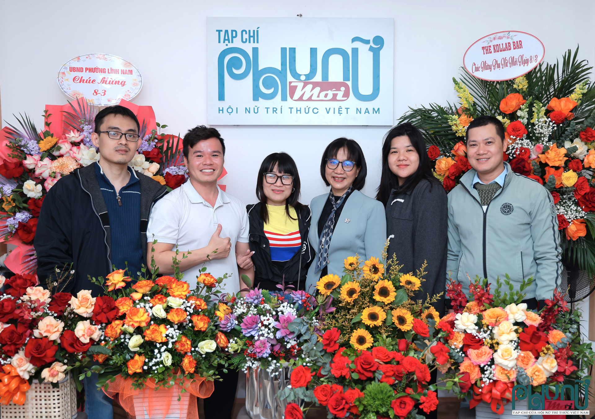 Tập thể phóng viên, người lao động của Tạp chí trong ngày khai trương trụ sở mới 