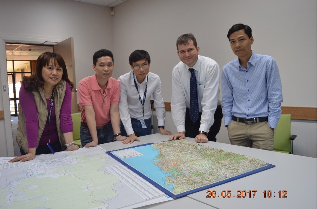 PGS.TS. Phan Thị Thanh Hằng (đầu tiền bên trái) trao đổi cùng các đồng nghiệp tại Hawkesbury City Council, NSW, Úc. Ảnh: vast.gov.vn