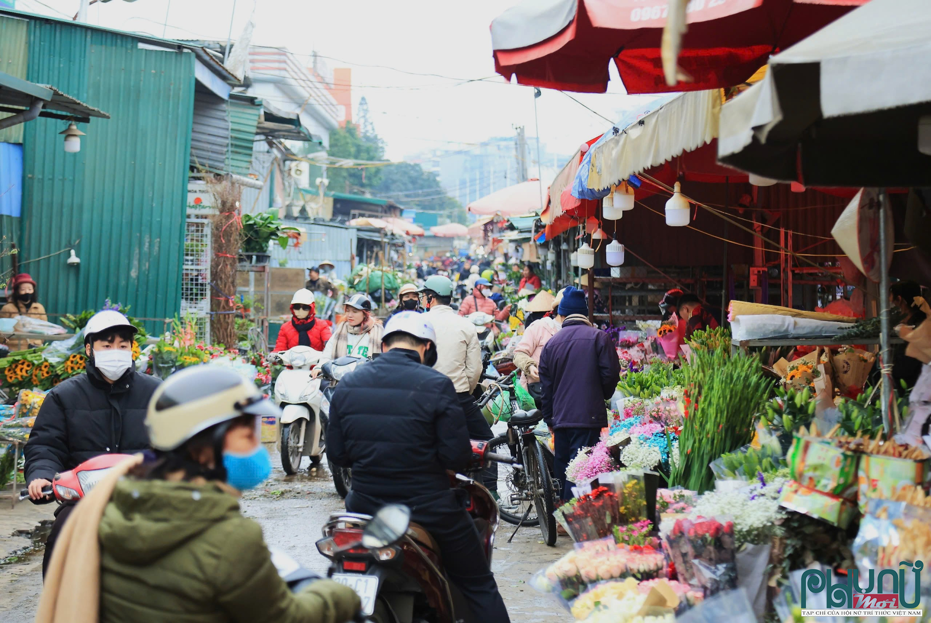 Vào ngày 8/3, chợ hoa Quảng An (Tây Hồ, Hà Nội) trở nên rực rỡ và nhộn nhịp hơn bao giờ hết. Đây là chợ đầu mối hoa tươi lớn nhất Hà Nội, nơi cung cấp hoa cho toàn thành phố và các khu vực lân cận. Vào dịp Quốc tế Phụ nữ, chợ hoạt động gần như cả ngày lẫn đêm để phục vụ nhu cầu mua sắm tăng cao của người dân.