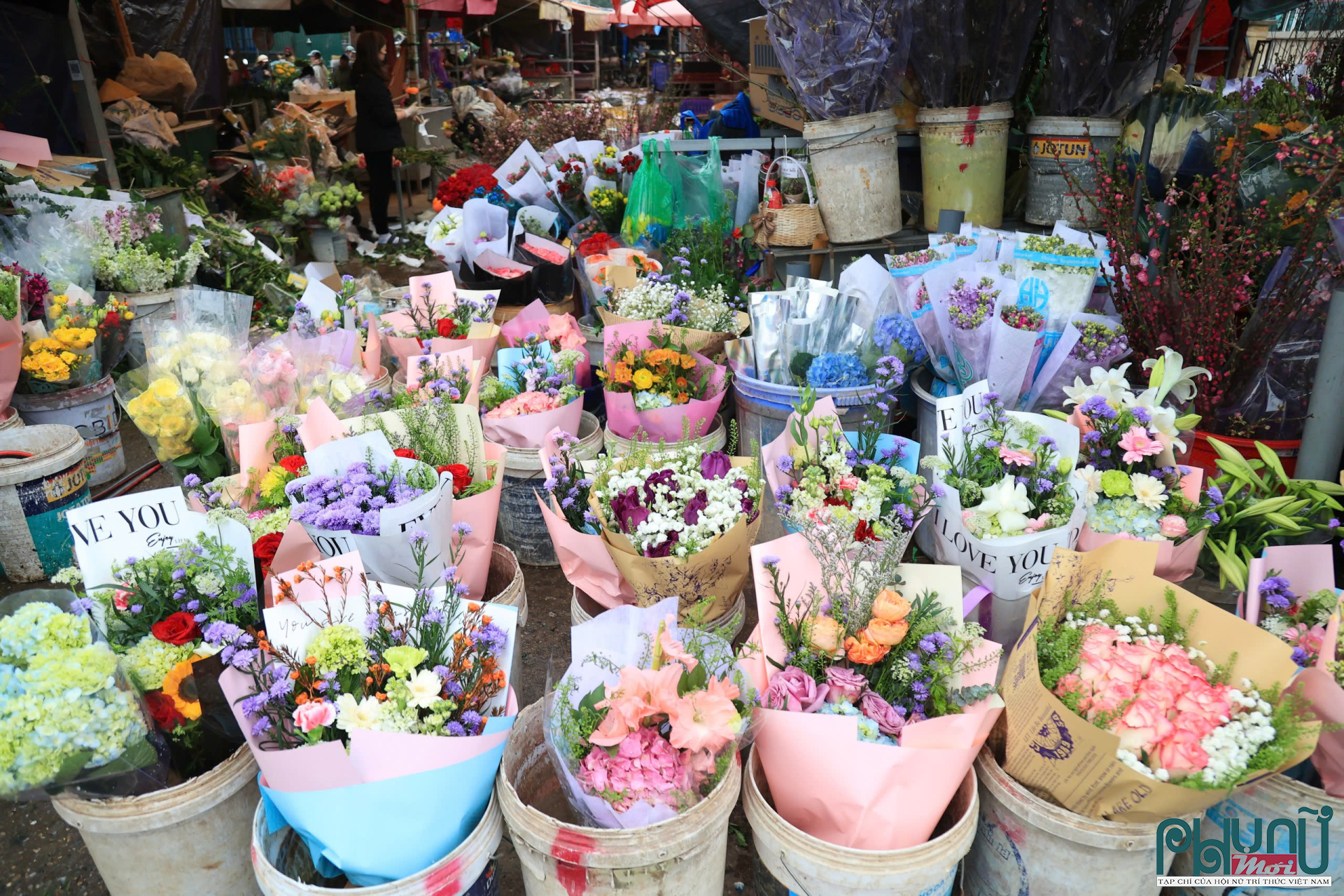 Ngoài những bó hoa tươi, nhiều gian hàng còn bày bán phụ kiện trang trí, giỏ hoa nghệ thuật để khách hàng có thêm lựa chọn. Những bó hoa được gói cẩn thận, tinh tế trở thành món quà ý nghĩa dành cho phái đẹp nhân ngày Quốc tế Phụ nữ.