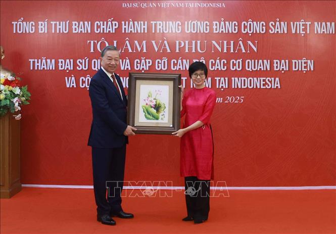 Tổng Bí thư Tô Lâm tặng quà cho Phái đoàn Việt Nam tại ASEAN. Ảnh: Thống Nhất/TTXVN