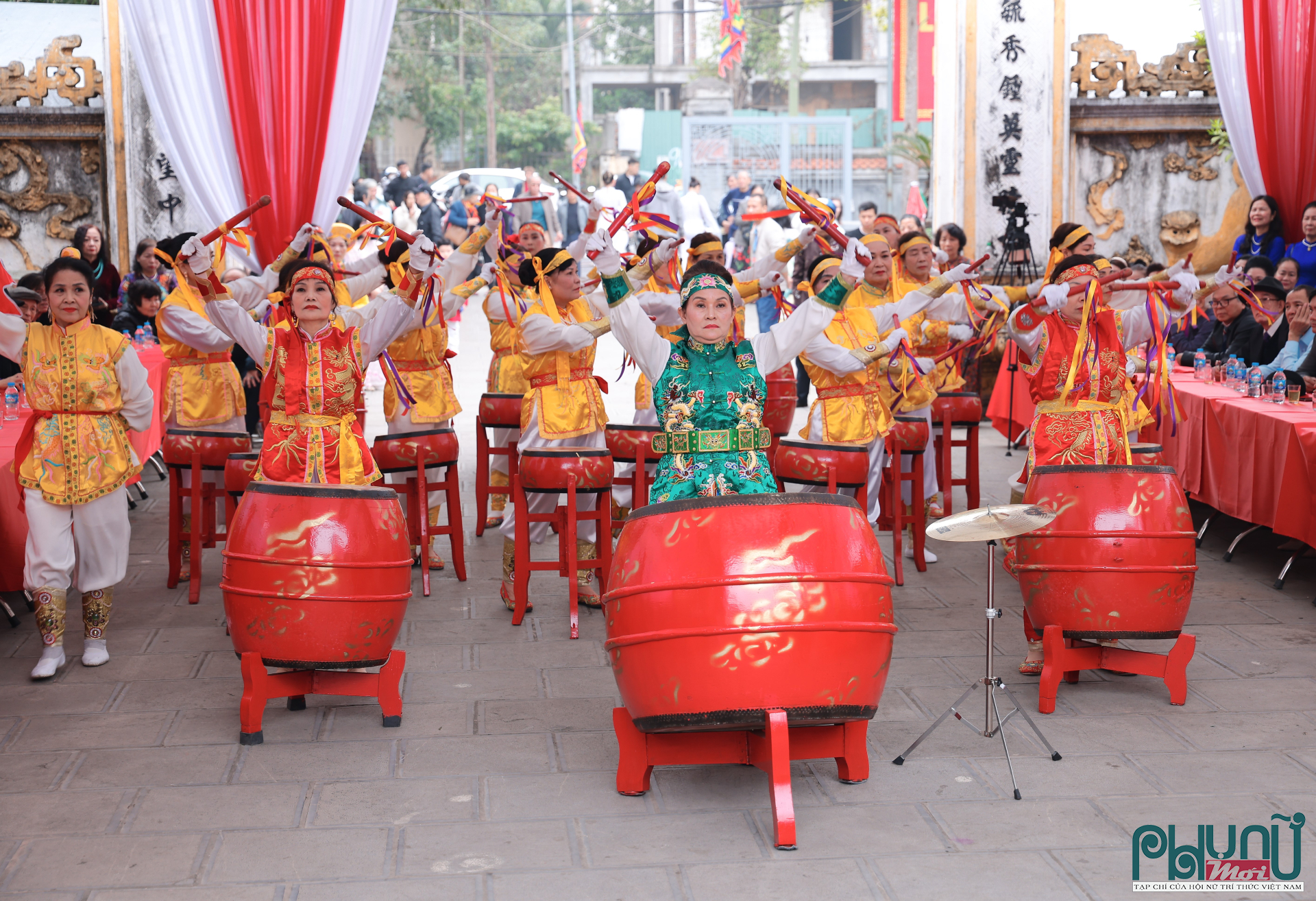 Những giai điệu nổi tiếng của Nhã nhạc Cung đình Huế, với ý nghĩa ca ngợi cảnh vật thiên nhiên hùng tráng, tươi đẹp, đất nước thái bình thịnh trị. Hòa tấu Lưu thủy - Kim tiền - Xuân phong - Long Hổ. Biểu diễn Dàn nhạc Hương Sắc Việt.