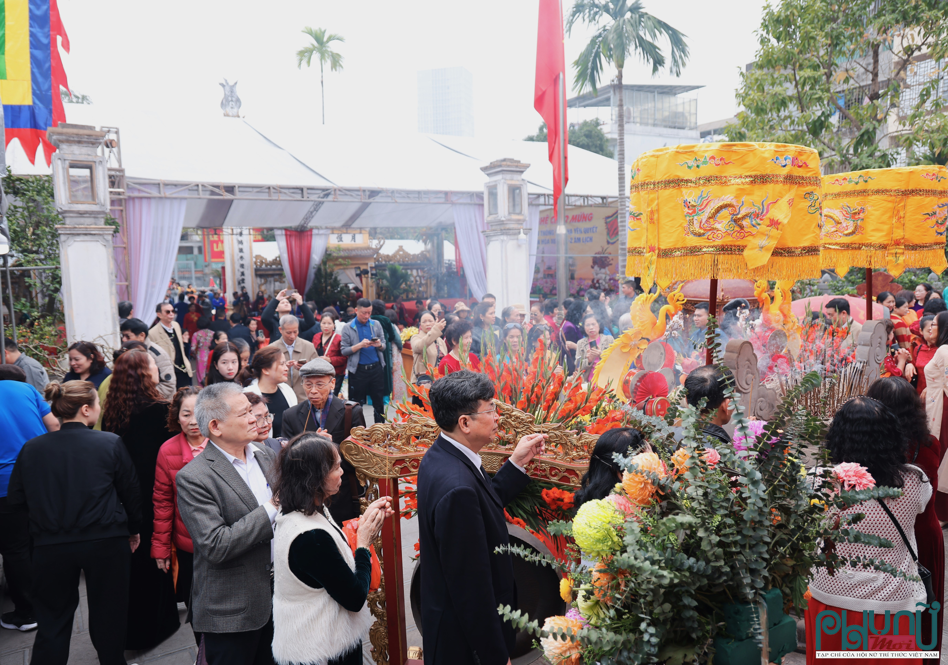 Những nén hương được thắp lên mang theo những lời cầu nguyện chân thành, những mong ước về một năm mới an lành, hạnh phúc.