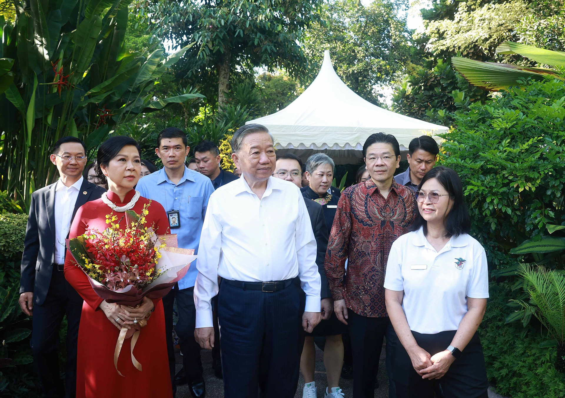 Tổng Bí thư Tô Lâm và Phu nhân cùng Thủ tướng Singapore Lawrence Wong tham quan Vườn thực vật Singapore. Ảnh: TTXVN