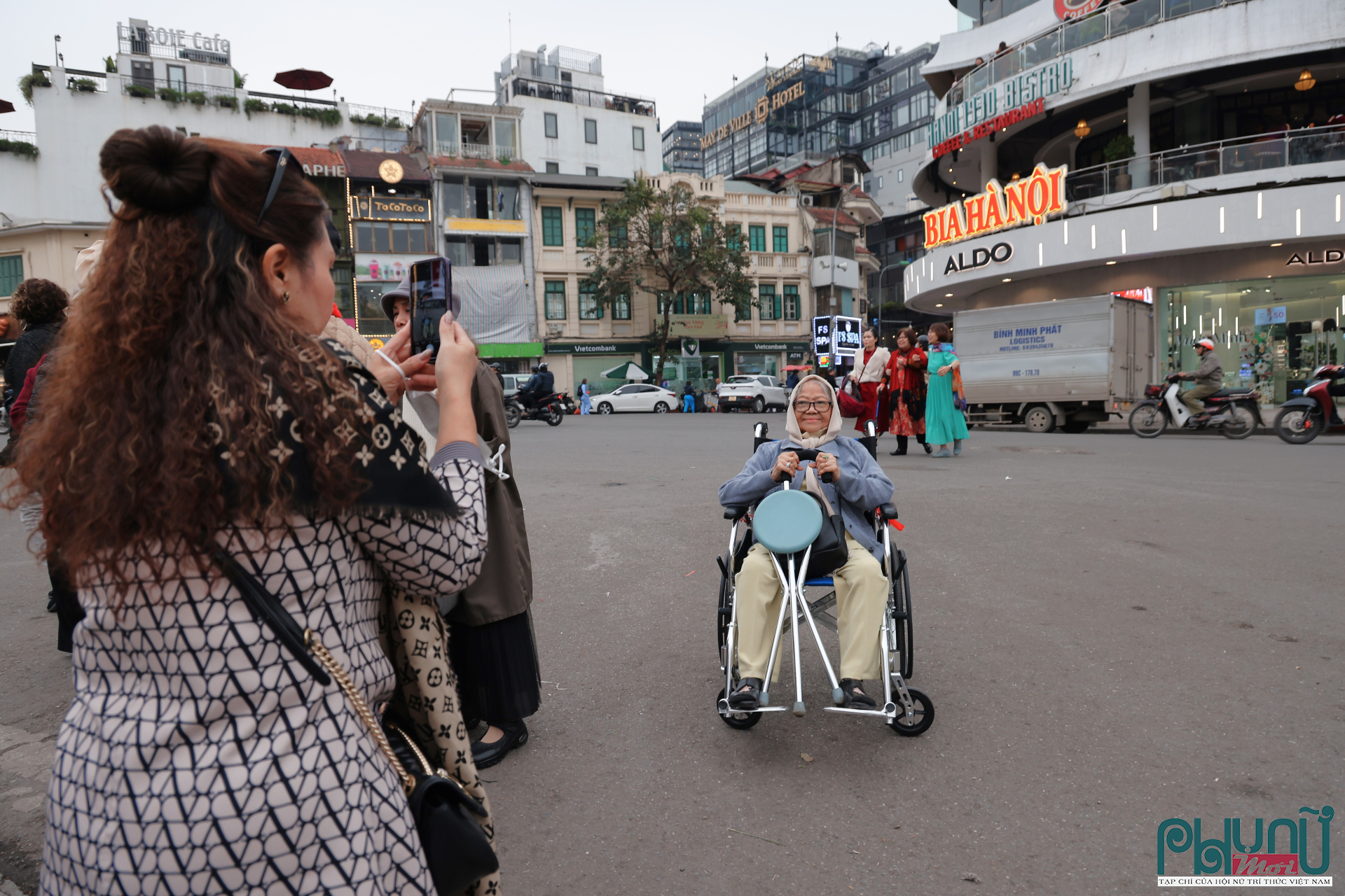 Cụ bà Trần Thị Bích (80 tuổi, quận Ba Đình) được con cháu đưa ra Hồ Gươm trên xe lăn để chụp ảnh kỷ niệm. Cụ xúc động nói: 