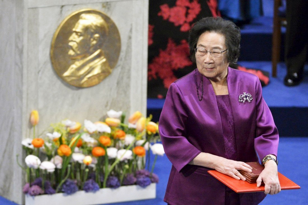 Youyou Tu (Đồ U U) nhận giải Nobel y học năm 2015 - Ảnh: Reuters 