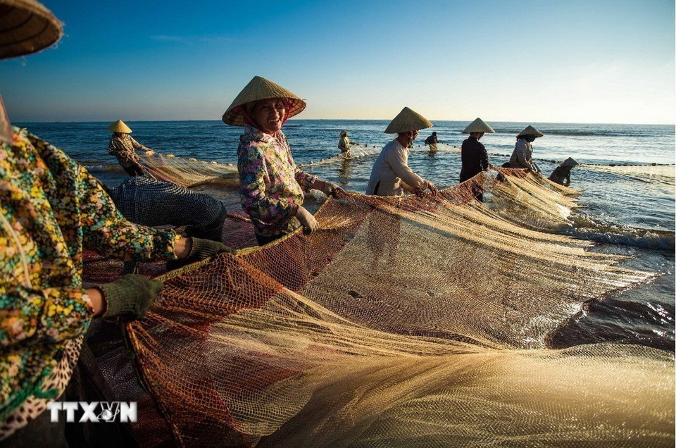 Niềm vui của người phụ nữ tham gia buổi kéo rùng. (Ảnh: Trọng Đạt/TTXVN)