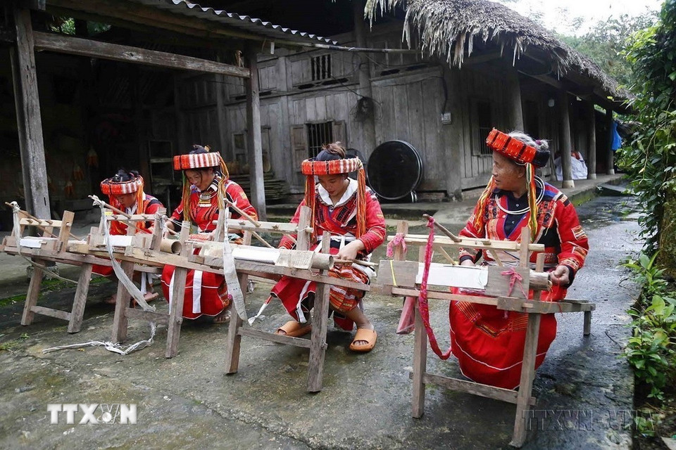 Đôi bàn tay khéo léo của những người phụ nữ Dao đỏ (Tuyên Quang) đã dệt nên những họa tiết, hoa văn trên từng vuông vải không chỉ mang đến bộ trang phục sặc sỡ, bắt mắt mà còn giúp giữ gìn những giá trị văn hóa của họ. (Ánh: Nam Sương/TTXVN)