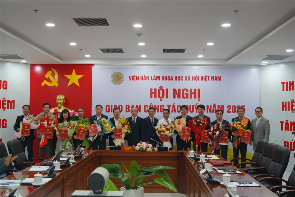 Lãnh đạo Viện Hàn lâm trao Quyết định và tặng hoa chúc mừng các đồng chí là cấp trưởng các đơn vị sau sáp nhập, hợp nhất.