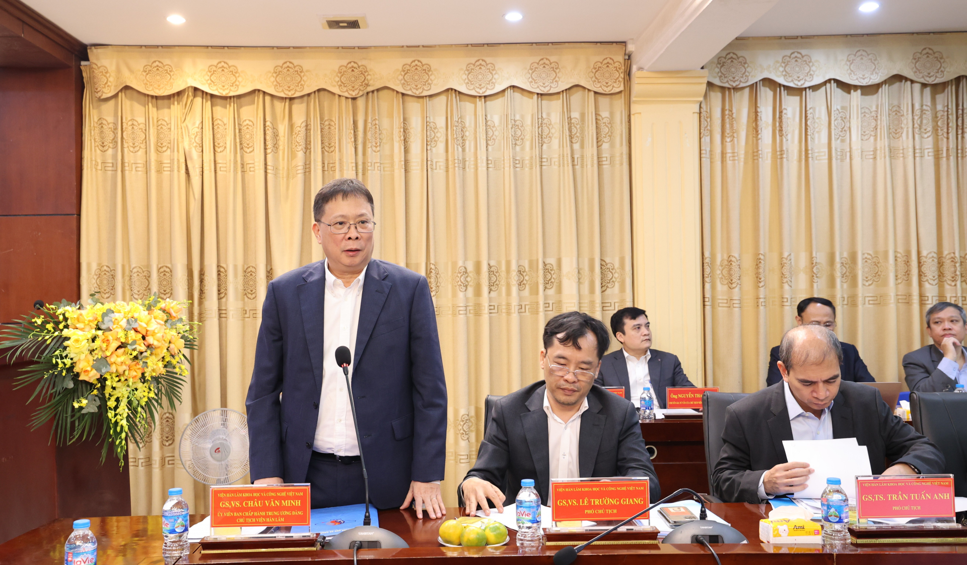   GS.VS. Châu Văn Minh - Chủ tịch Viện Hàn lâm trình bày báo cáo. Ảnh: VAST