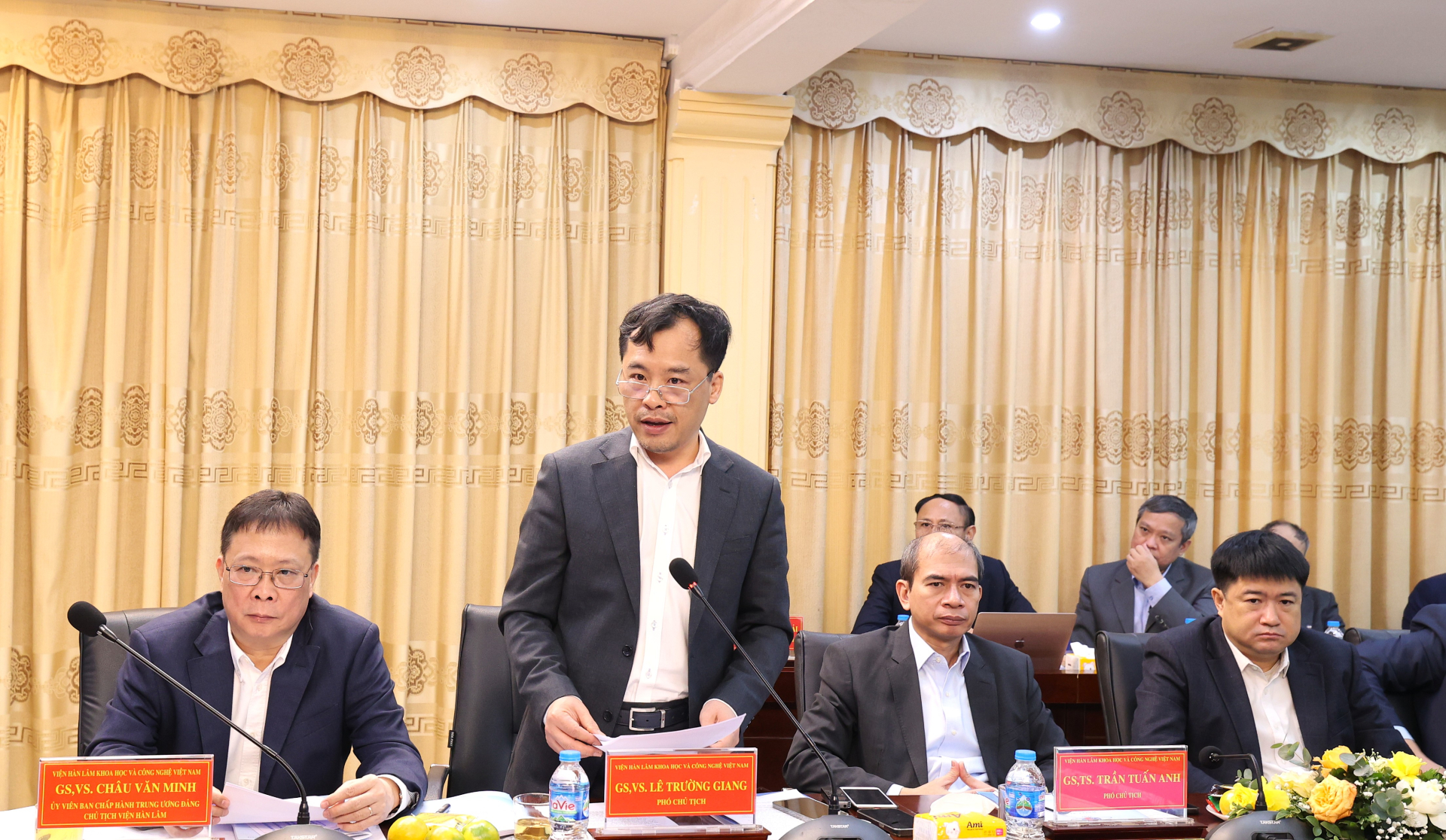 GS.VS. Lê Trường Giang, Phó Chủ tịch Viện nêu một số khó khăn, vướng mắc chủ yếu trong hoạt động khoa học công nghệ và đề xuất giải pháp tại Viện Hàn lâm. Ảnh: VAST