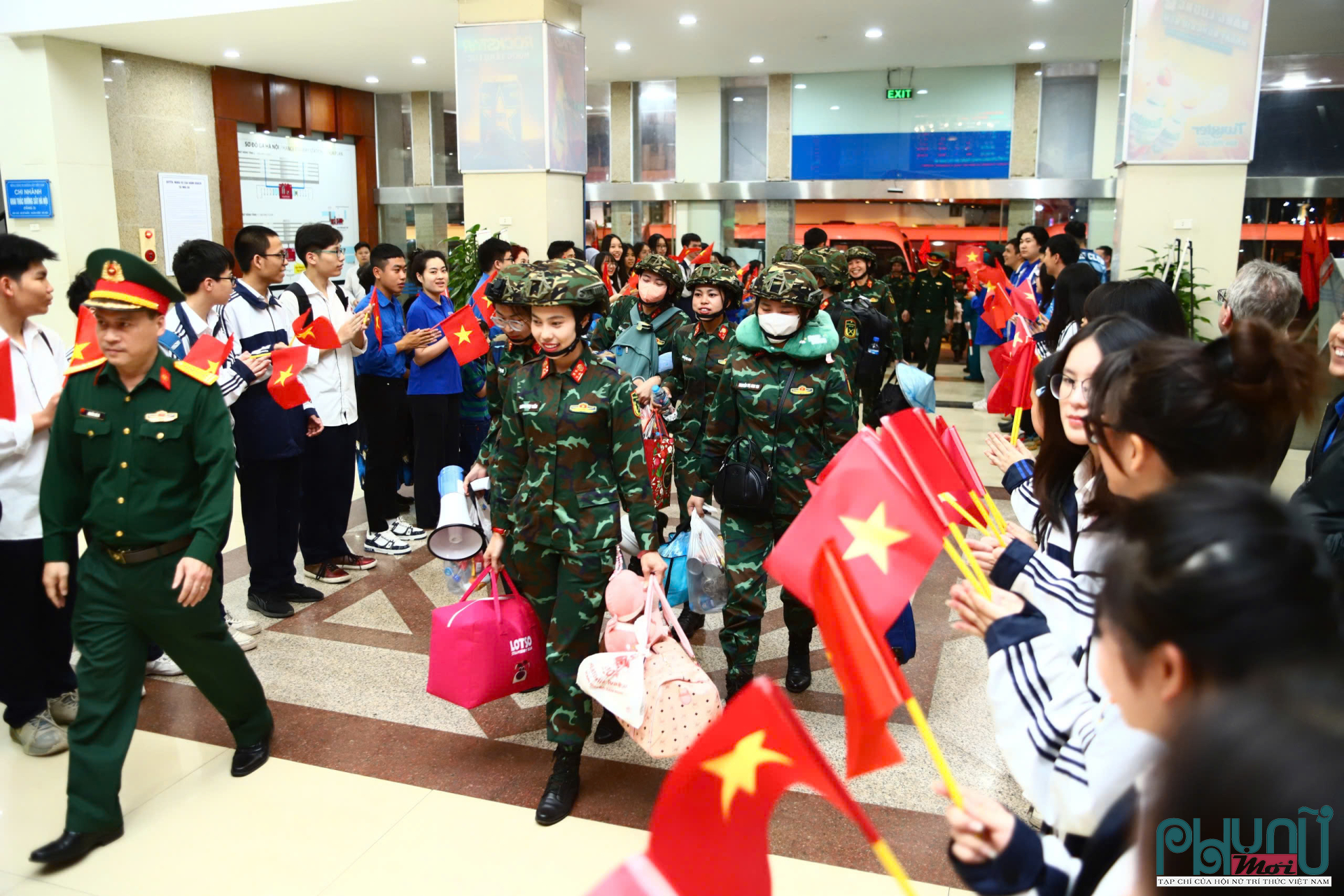 Trong không khí trang trọng nhưng không kém phần ấm áp, hàng trăm chiến sĩ được chào đón nồng nhiệt từ người thân, gia đình và bạn bè.