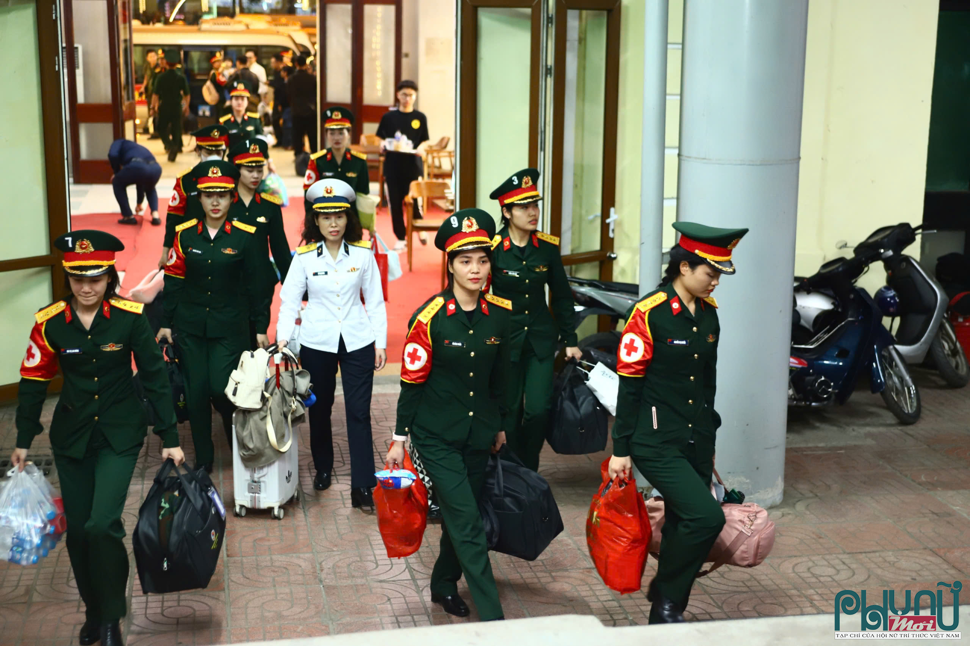 Đồ đạc quân tư trang nghiêm chỉnh đầy đủ bước vào ga