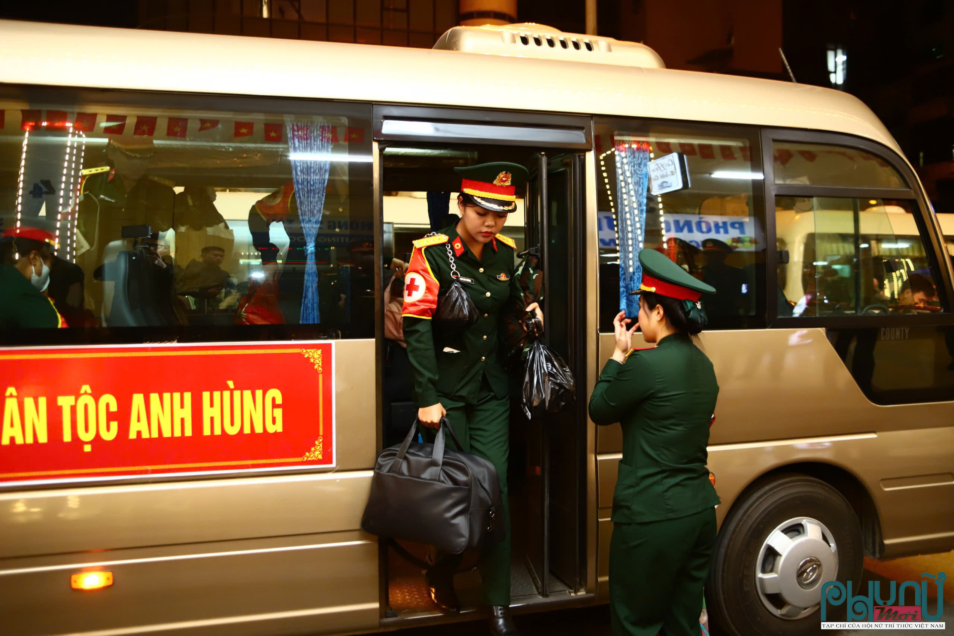 Xe đưa đón các chiến sĩ thuộc các khối diễu binh, diễu hành cập ga Hà Nội