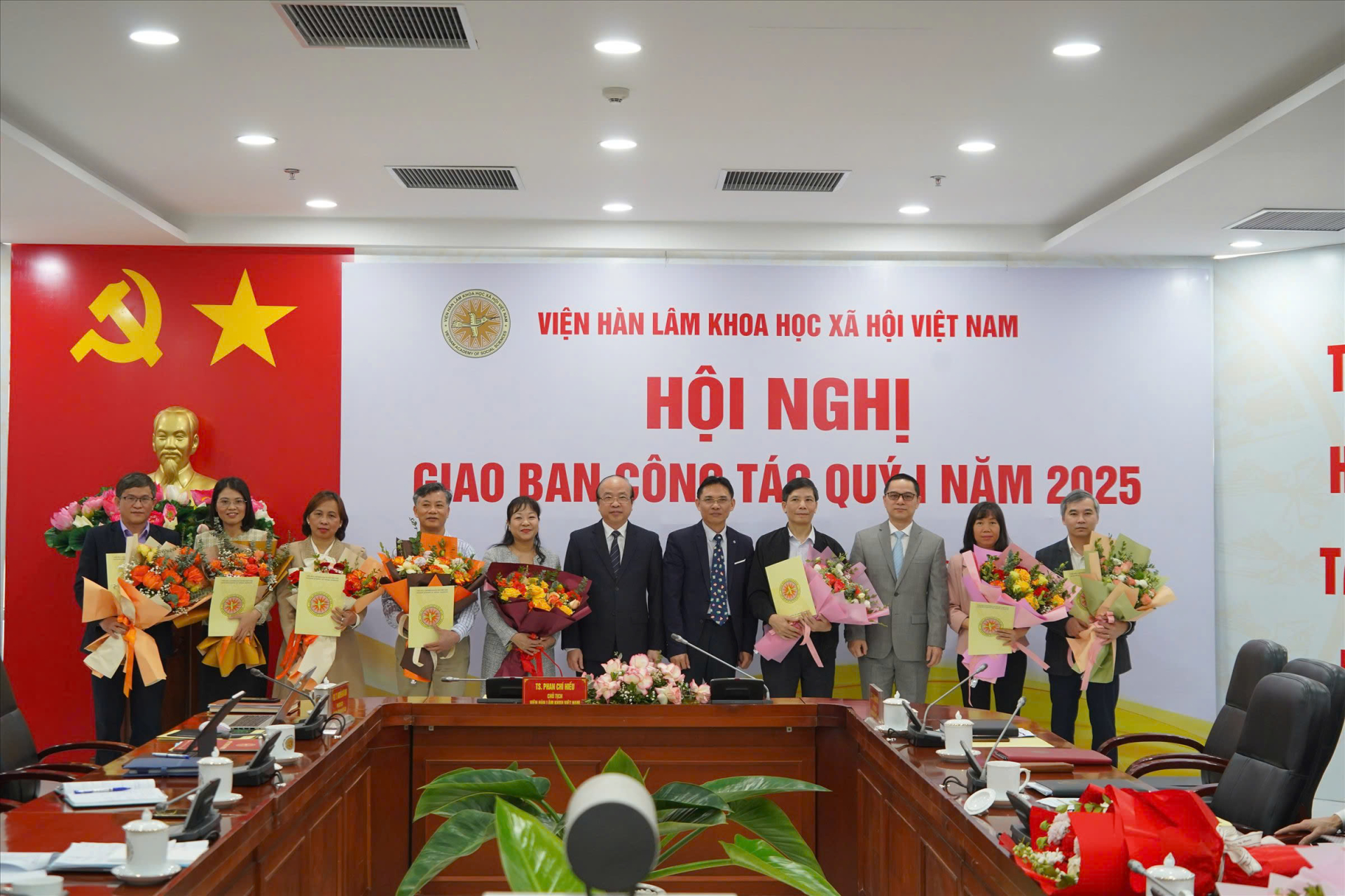 Lãnh đạo Viện Hàn lâm trao Quyết định và tặng hoa các đồng chí xin thôi chức vụ quản lý và nghỉ hưu sớm theo Nghị quyết số 178 của Chính phủ