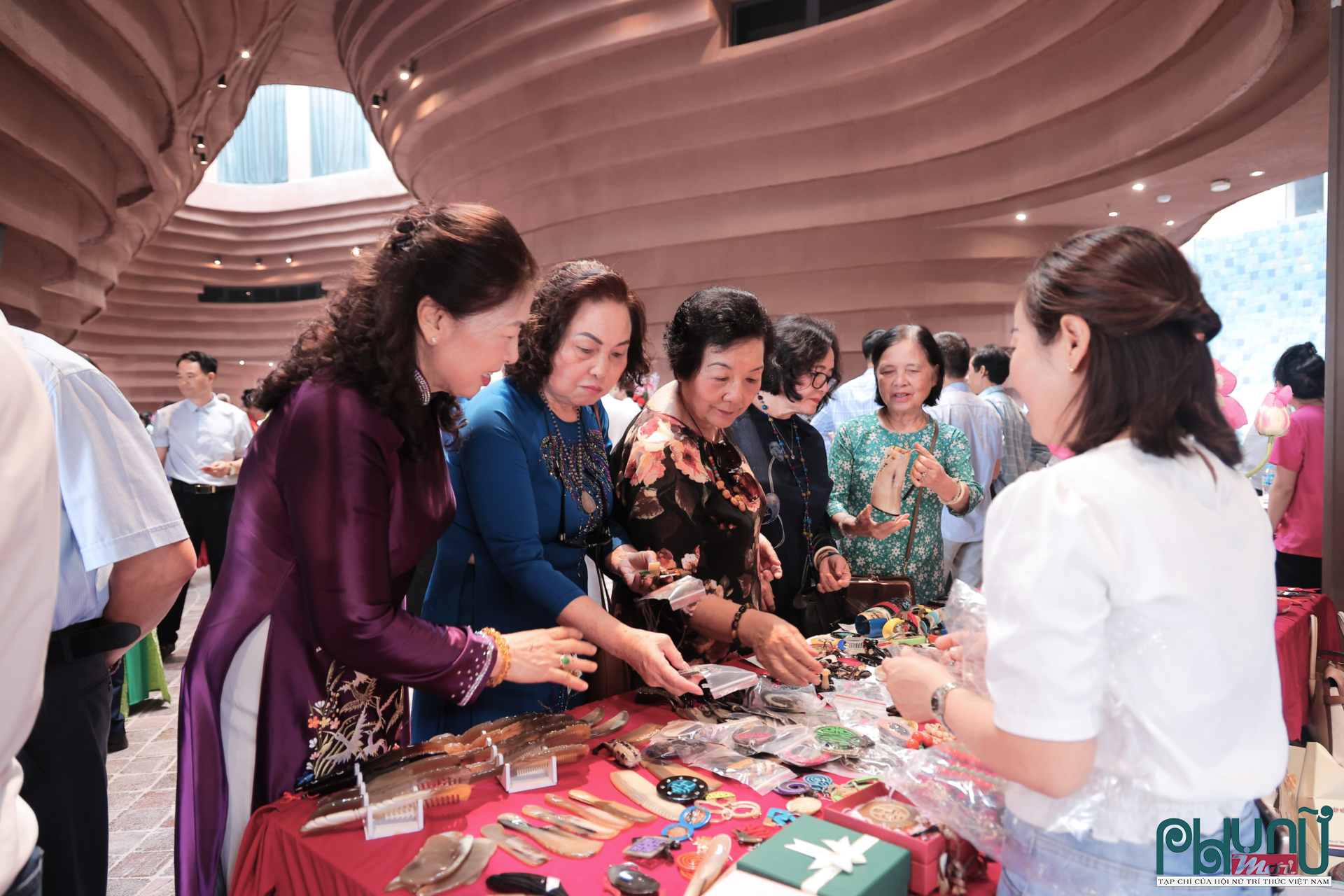 Lãnh đạo Hội Nữ trí thức Việt Nam tham qan các gian hàng thủ công mỹ nghệ tại lễ kỷ niệm