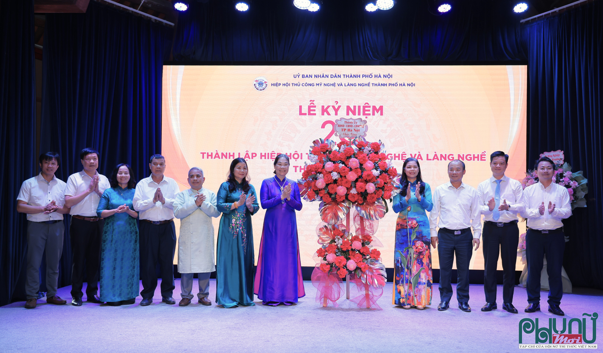 Hiệp hội Thủ công mỹ nghệ và Làng nghề TP. Hà Nội nhận hoa chúc mừng từ Thành ủy, HĐND, UBND, Ủy ban MTTQ Việt Nam TP Hà Nội