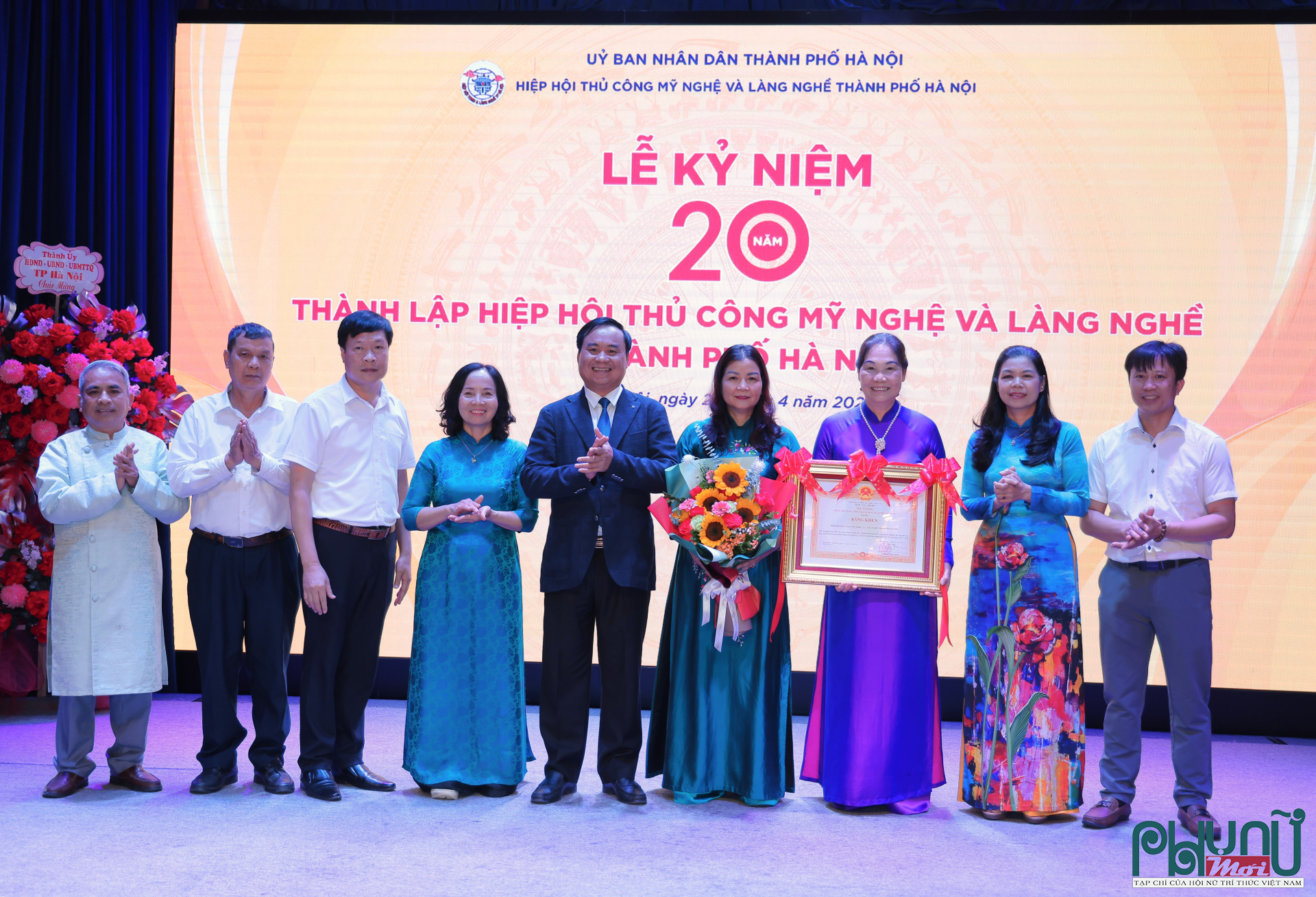 Ông Võ Văn Hưng- Thứ trưởng Bộ NN& MT thay mặt trao bằng khen của Thủ tướng Chính phủ cho Hiệp hội Thủ công mỹ nghệ và Làng nghề TP. Hà Nội