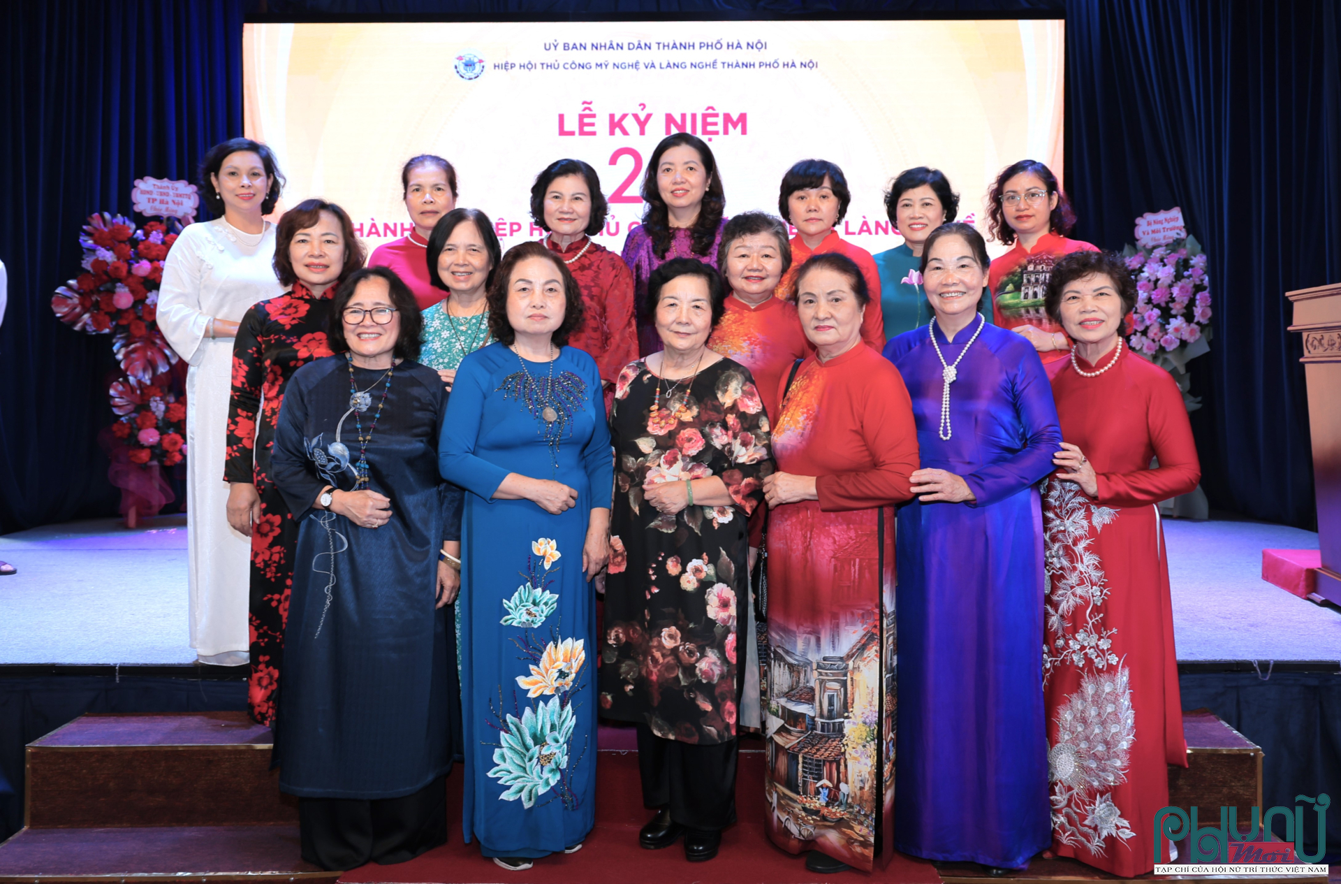 Các đại biểu chụp ảnh lưu niệm