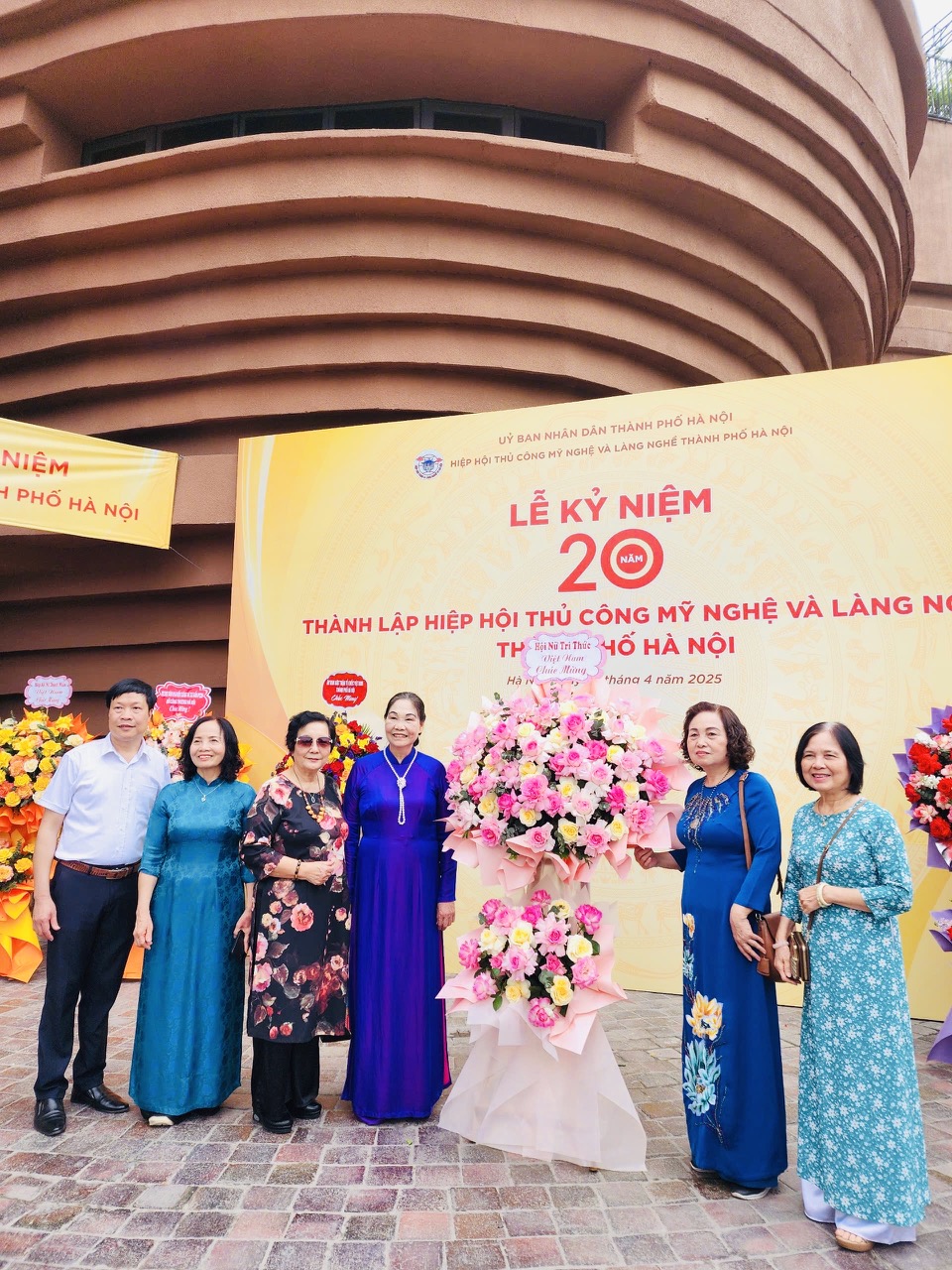 Hiệp hội Thủ công mỹ nghệ và Làng nghề TP. Hà Nội nhận hoa chúc mừng từ lãnh đạo Hội Nữ trí thức Việt Nam