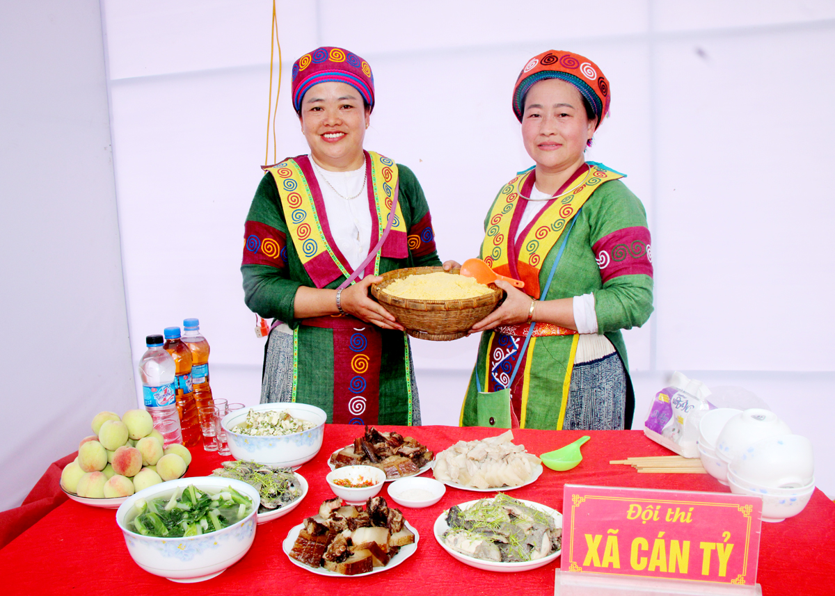 Các đội thi làm mèn mén trình bày sản phẩm của mình sau khi hoàn thành công đoạn hấp. Mỗi đội đều chú trọng đến việc bày biện mèn mén một cách đẹp mắt, thể hiện sự khéo léo và sáng tạo trong việc chế biến món ăn truyền thống, đồng thời tôn vinh văn hóa ẩm thực đặc sắc của người Mông.