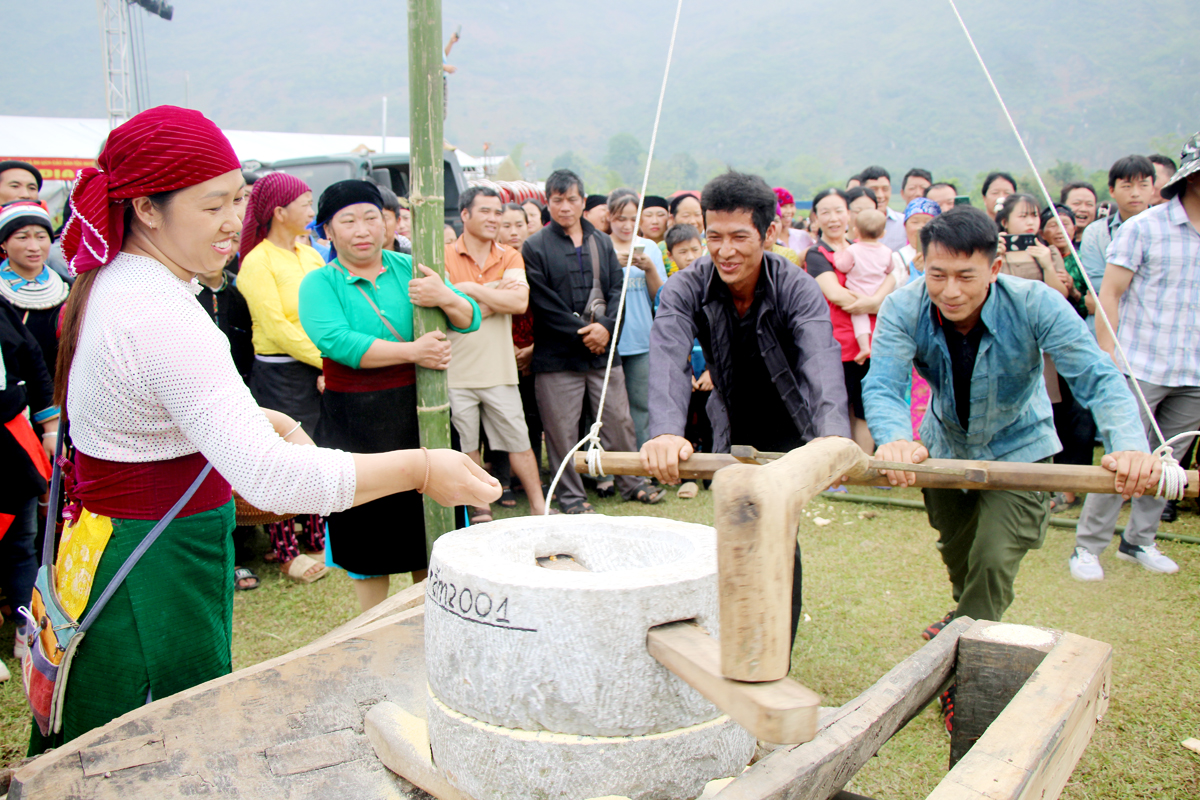Người Mông sử dụng cối đá truyền thống để xay ngô, một bước quan trọng trong việc chuẩn bị bột ngô làm mèn mén. Cối đá giúp tạo ra bột mịn, giữ nguyên hương vị ngô tự nhiên, là yếu tố quyết định chất lượng của mèn mén.