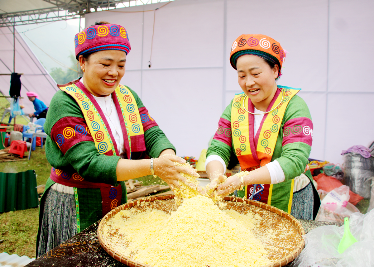 Để tạo độ dẻo và kết cấu hoàn hảo cho mèn mén, cần khéo léo trộn bột với nước theo tỷ lệ phù hợp.