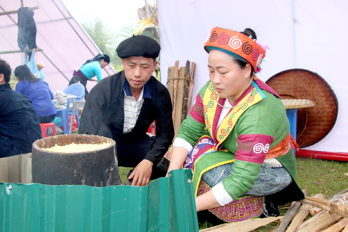 Lửa củi làm cho mèn mén chín đều, giữ được độ mềm dẻo và hương thơm tự nhiên của ngô, mang lại món ăn đậm đà và thơm ngon mà các phương pháp khác không thể có.