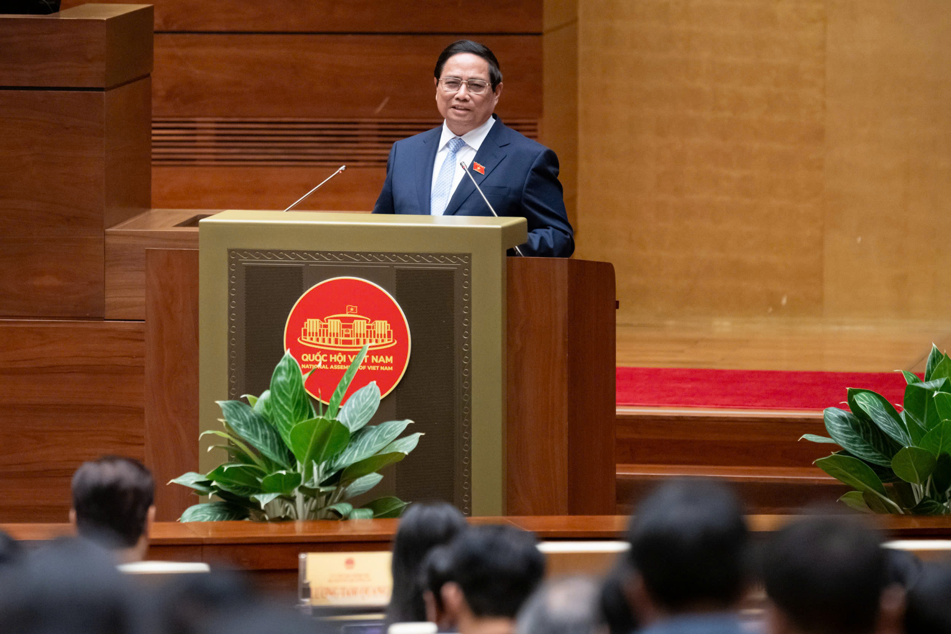 Thủ tướng Chính phủ Phạm Minh Chính trình bày Báo cáo đánh giá bổ sung kết quả thực hiện kế hoạch phát triển kinh tế - xã hội và ngân sách nhà nước năm 2024; tình hình thực hiện kế hoạch phát triển kinh tế - xã hội và ngân sách nhà nước những tháng đầu năm 2025. Ảnh: QH