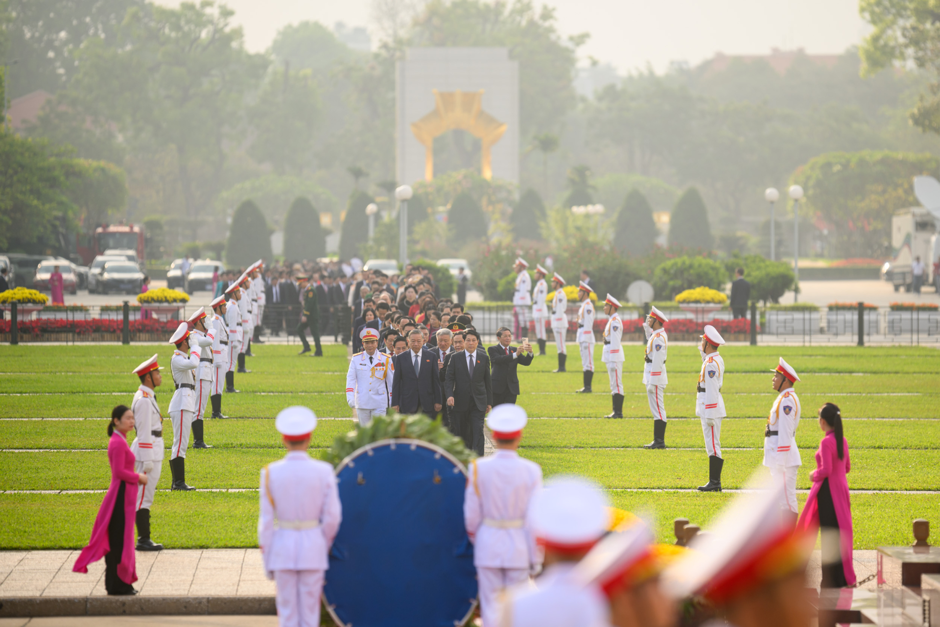 Lãnh đạo Đảng, Nhà nước và các đại biểu Quốc hội vào Lăng viếng Chủ tịch Hồ Chí Minh