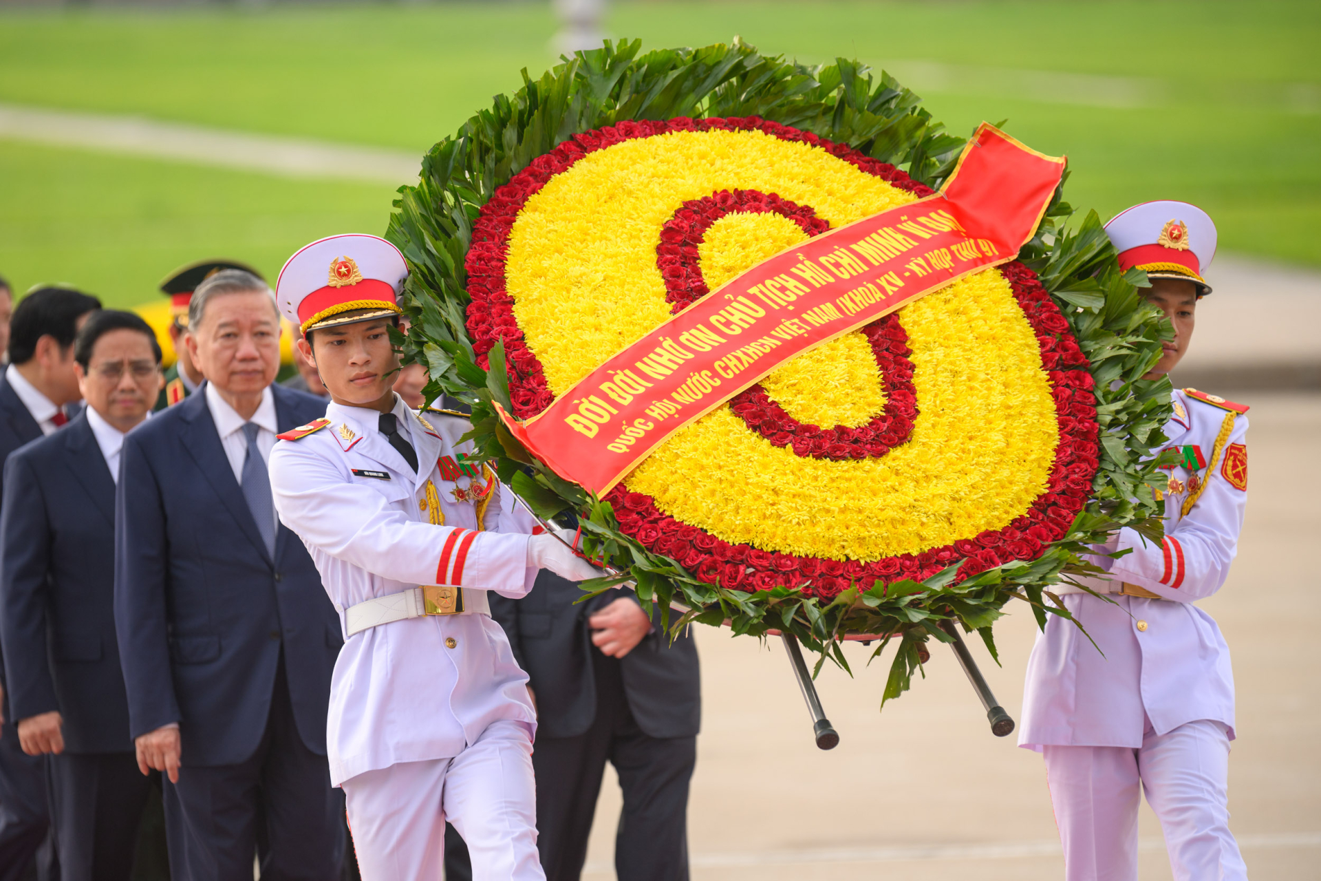 Vòng hoa của Đoàn mang dòng chữ: 