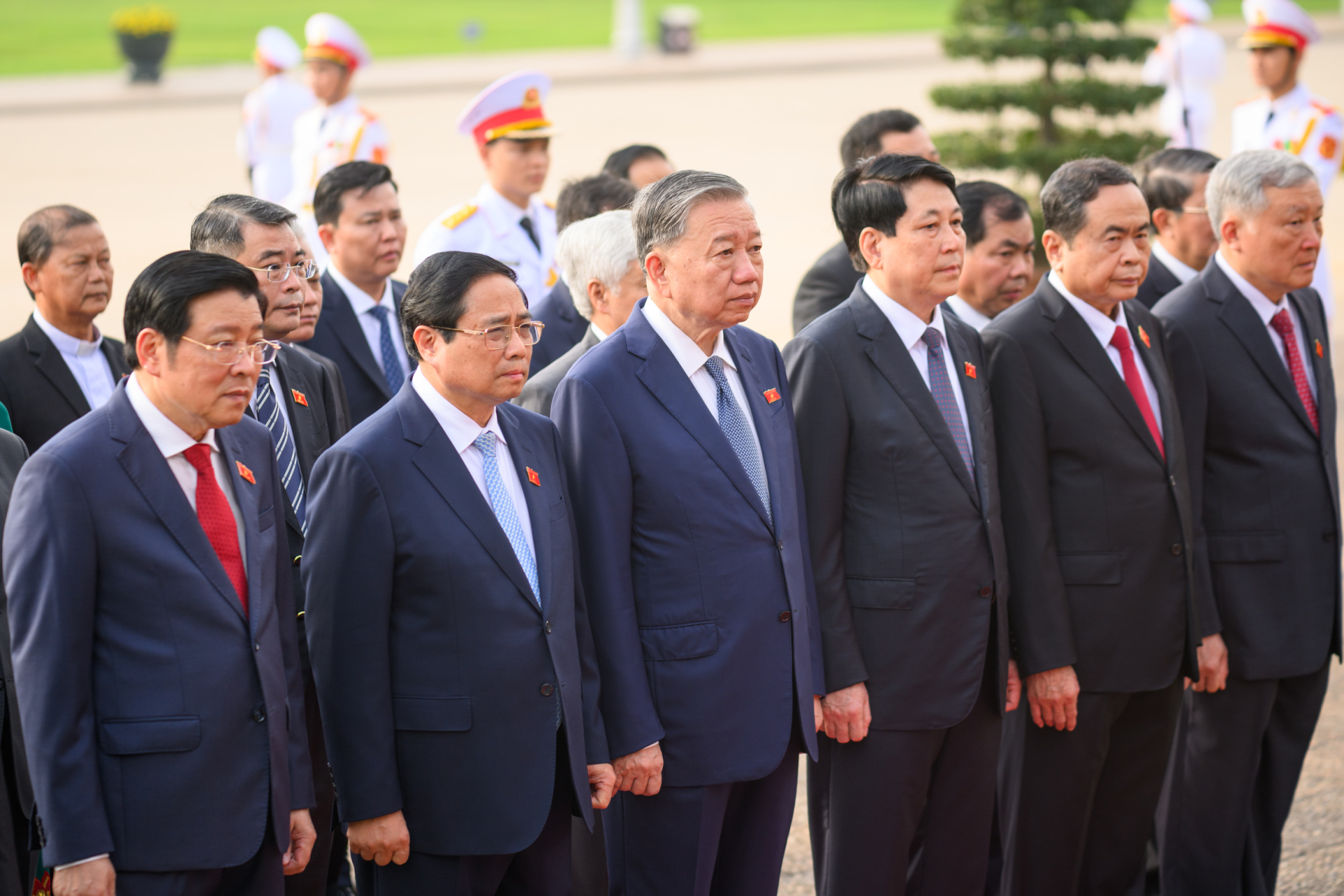 Lãnh đạo Đảng, Nhà nước và các đại biểu Quốc hội vào Lăng viếng Chủ tịch Hồ Chí Minh