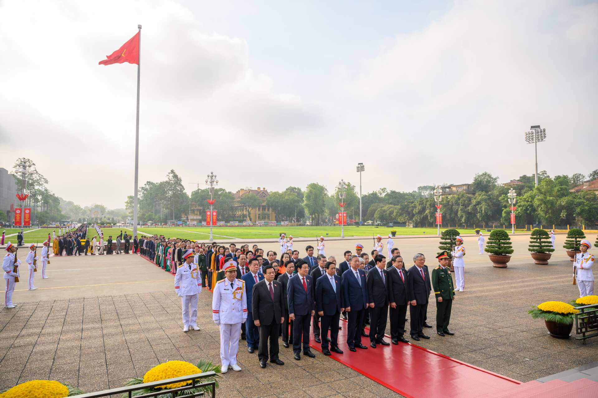 Các đồng chí lãnh đạo Đảng, Nhà nước, các đại biểu Quốc hội kính cẩn nghiêng mình, tỏ lòng biết ơn vô hạn, lòng thành kính tưởng nhớ công lao to lớn của Chủ tịch Hồ Chí Minh đối với sự nghiệp đấu tranh giải phóng dân tộc, thống nhất đất nước