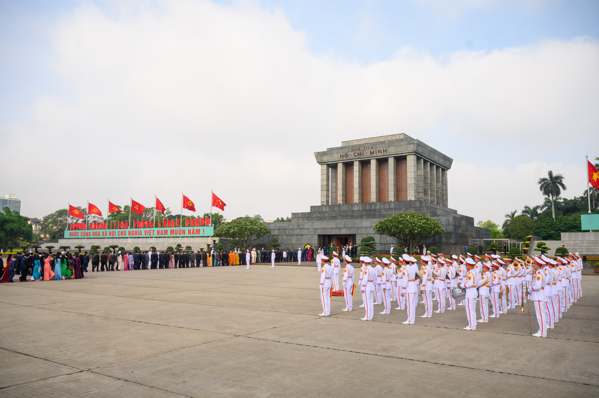 Lãnh đạo Đảng, Nhà nước và các đại biểu Quốc hội vào Lăng viếng Chủ tịch Hồ Chí Minh