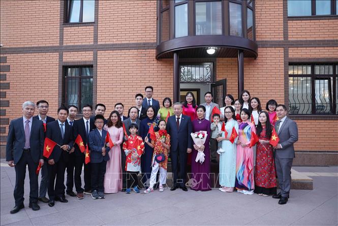 Tổng Bí thư Tô Lâm và Phu nhân với gia đình cán bộ, nhân viên Đại sứ quán Việt Nam tại Kazakhstan. Ảnh: TTXVN