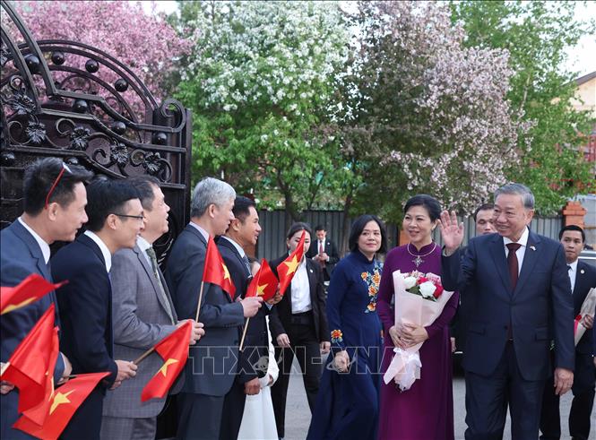 Tổng Bí thư Tô Lâm và Phu nhân đến thăm Đại sứ quán Việt Nam tại Kazakhstan. Ảnh: TTXVN