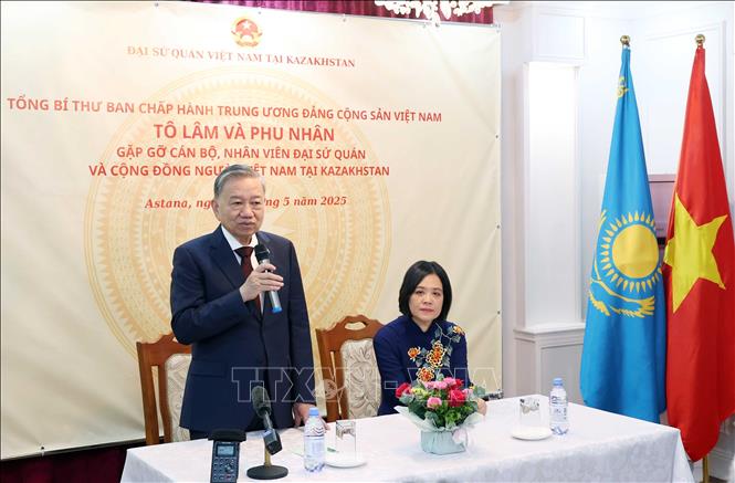 Tổng Bí thư Tô Lâm nói chuyện thân mật với cán bộ, nhân viên Đại sứ quán Việt Nam tại Kazakhstan. Ảnh: TTXVN