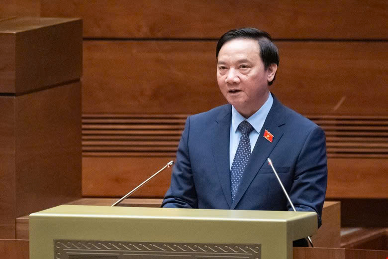 Phó Chủ tịch Quốc hội Nguyễn Khắc Định, đại diện Ủy ban Dự thảo sửa đổi, bổ sung một số điều của Hiến pháp trình bày trước Quốc hội . Ảnh: VPQH