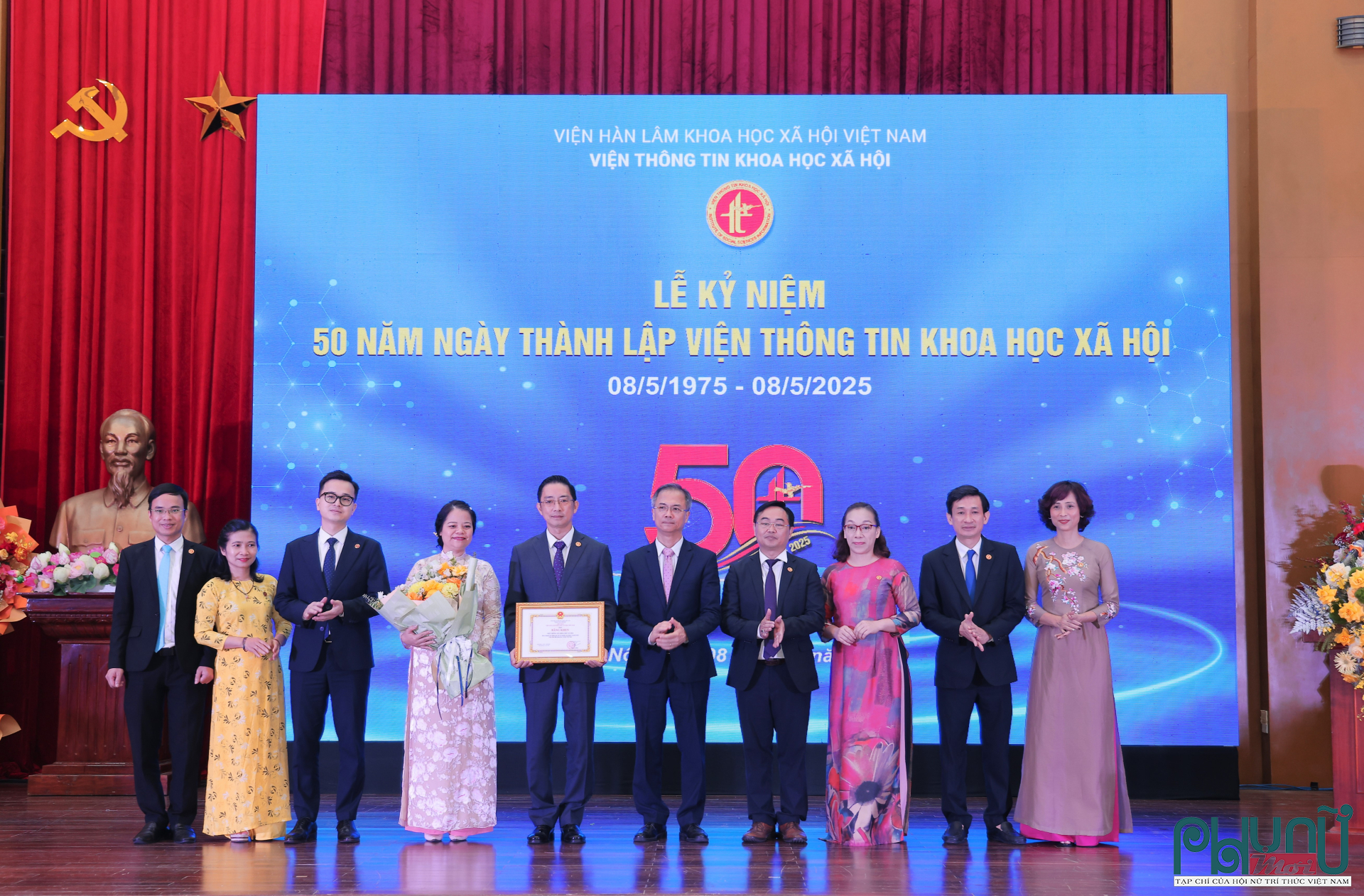 Trong khuôn khổ Lễ Kỷ niệm 50 Năm thành lập, Viện Thông tin Khoa học Xã hội đã trang trọng vinh danh và trao tặng bằng khen cho các lãnh đạo, nhân viên có những đóng góp xuất sắc trong suốt chặng đường phát triển.