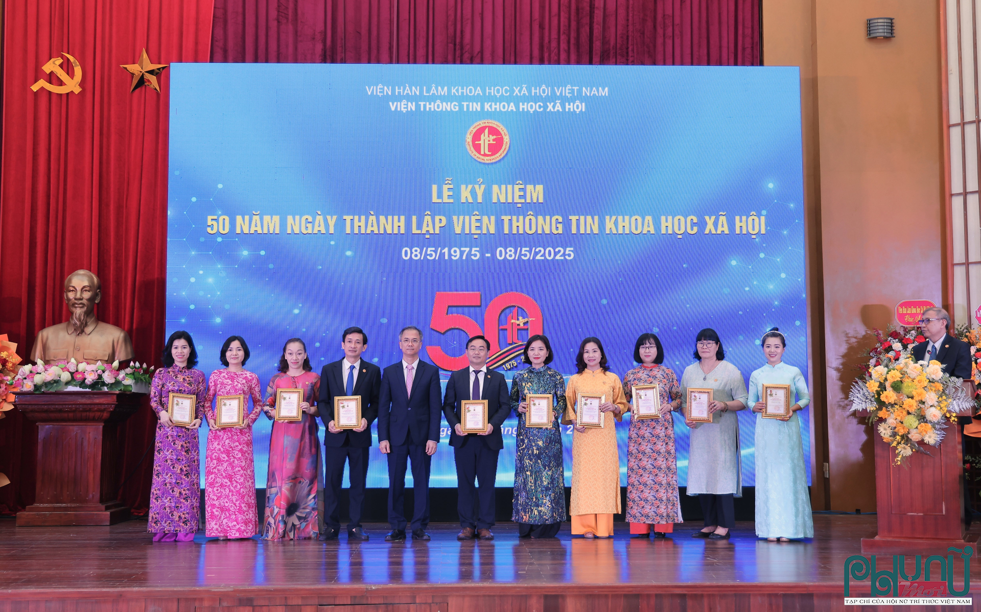 Viện Thông tin Khoa học Xã hội vinh danh và trao tặng bằng khen cho các lãnh đạo, nhân viên có những đóng góp xuất sắc trong suốt chặng đường phát triển.