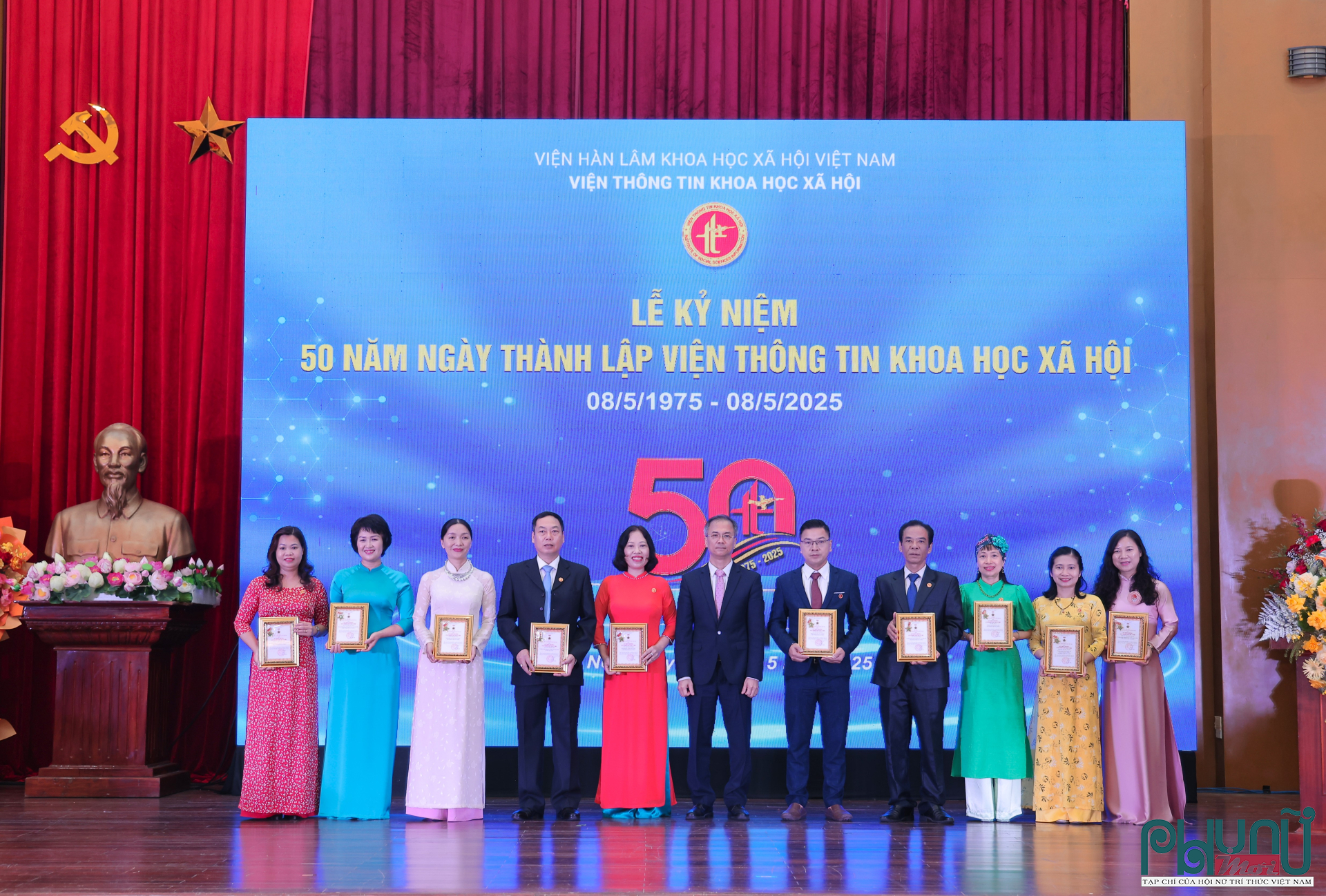 Viện Thông tin Khoa học Xã hội vinh danh và trao tặng bằng khen cho các lãnh đạo, nhân viên có những đóng góp xuất sắc trong suốt chặng đường phát triển.