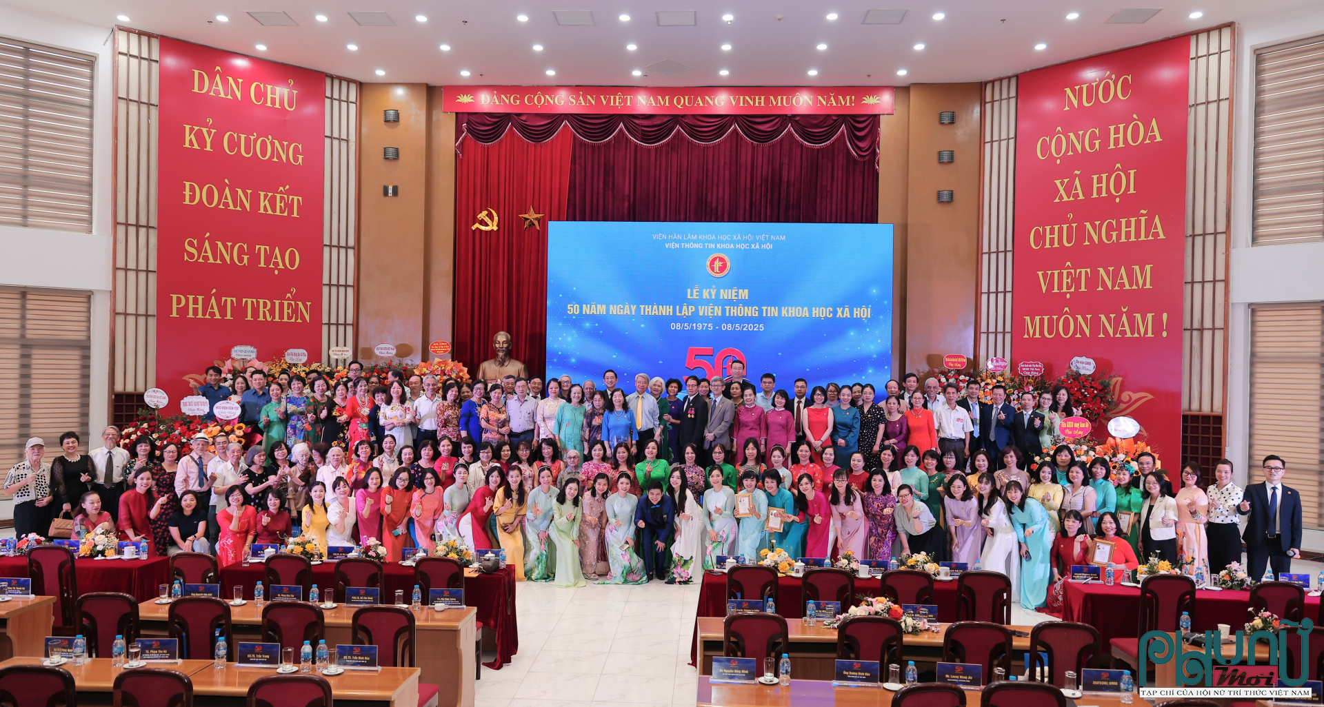Các đại biểu cùng chụp ảnh lưu niệm.