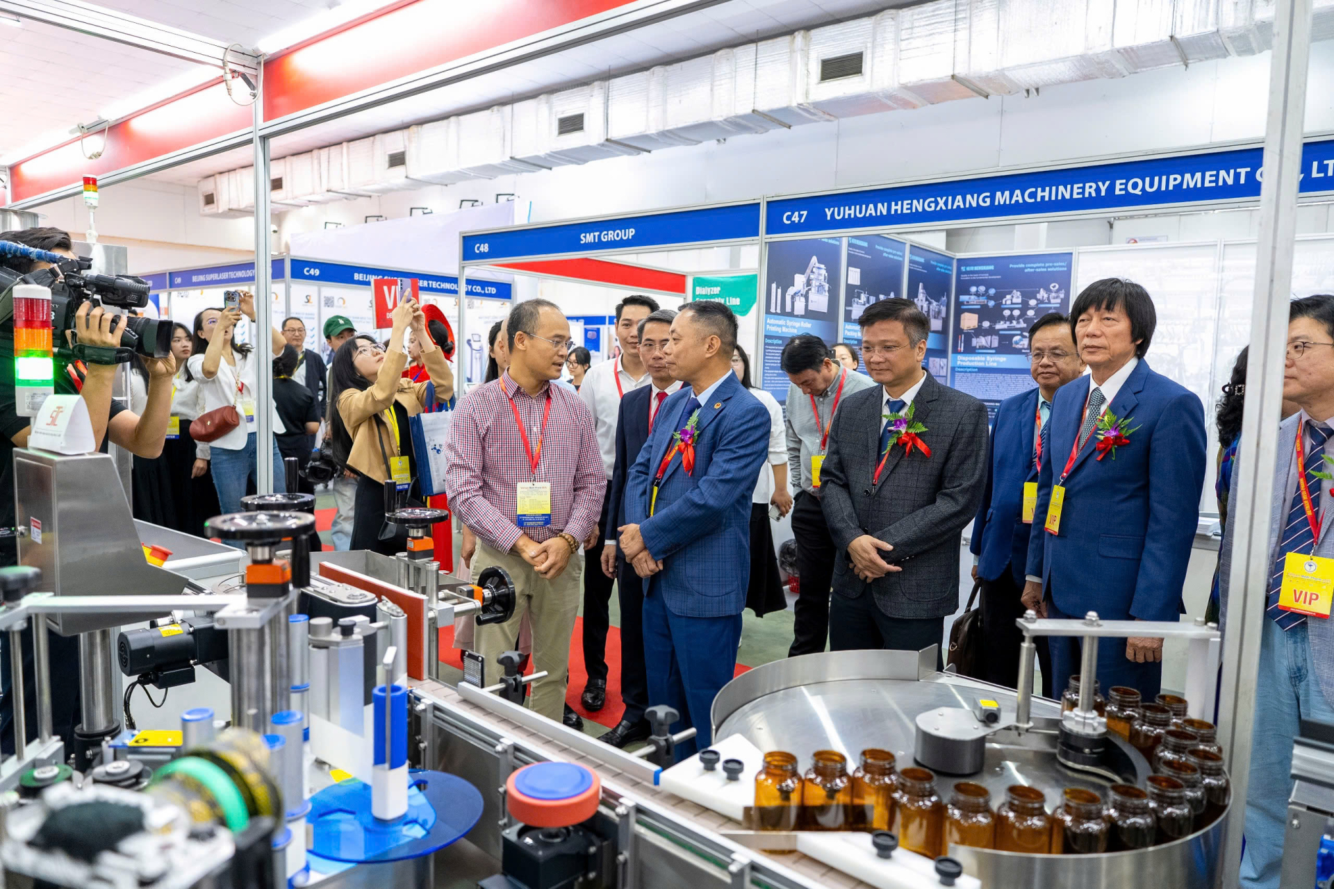 Triển lãm thu hút nhiều quốc gia và vùng lãnh thổ với các sản phẩm công nghệ cao trong chẩn đoán, điều trị.