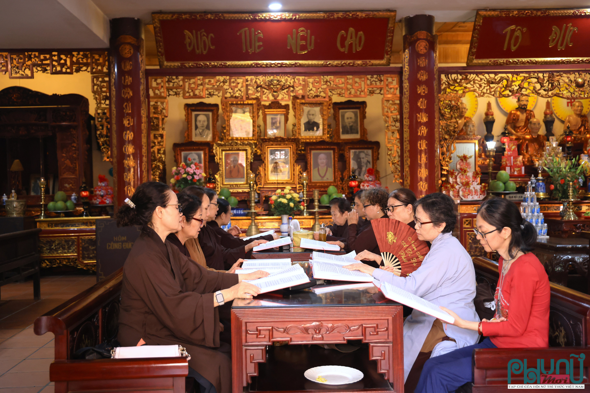 Các phật tử đọc kinh sách trên tầng 3 khuôn viên chùa Quán Sứ để chuẩn bị cho sự kiện rước xá lợi Phật sắp tới.
