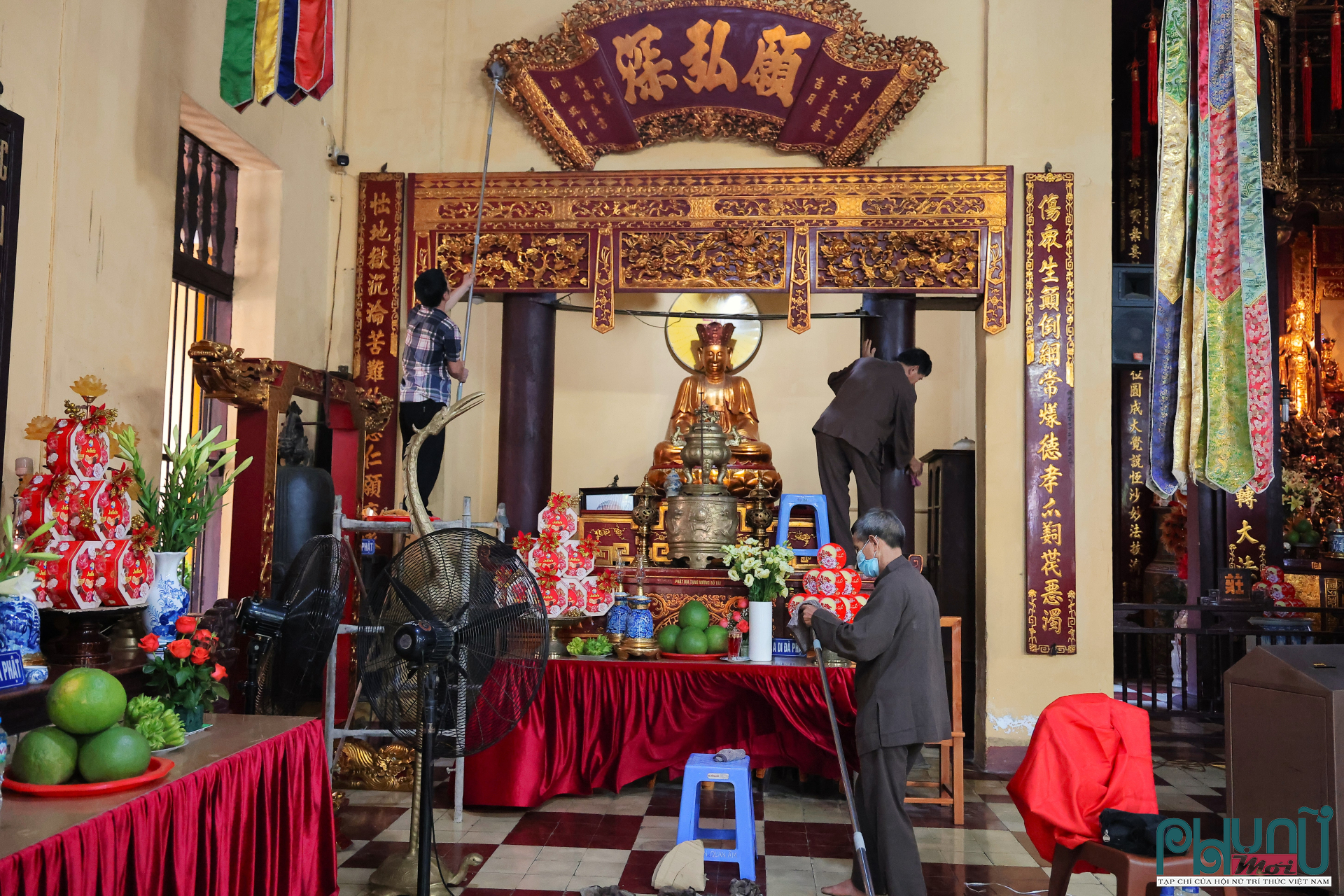 Hình ảnh các Phật tử tự nguyện đến dọn dẹp, trang hoàng khuôn viên càng thêm ý nghĩa. Hành động này không chỉ góp phần tạo nên không gian trang nghiêm, thanh tịnh mà còn thể hiện sự đồng tâm, nhất trí và niềm hoan hỷ của cộng đồng Phật tử trước cơ hội được chiêm bái di vật linh thiêng của Đức Thế Tôn.