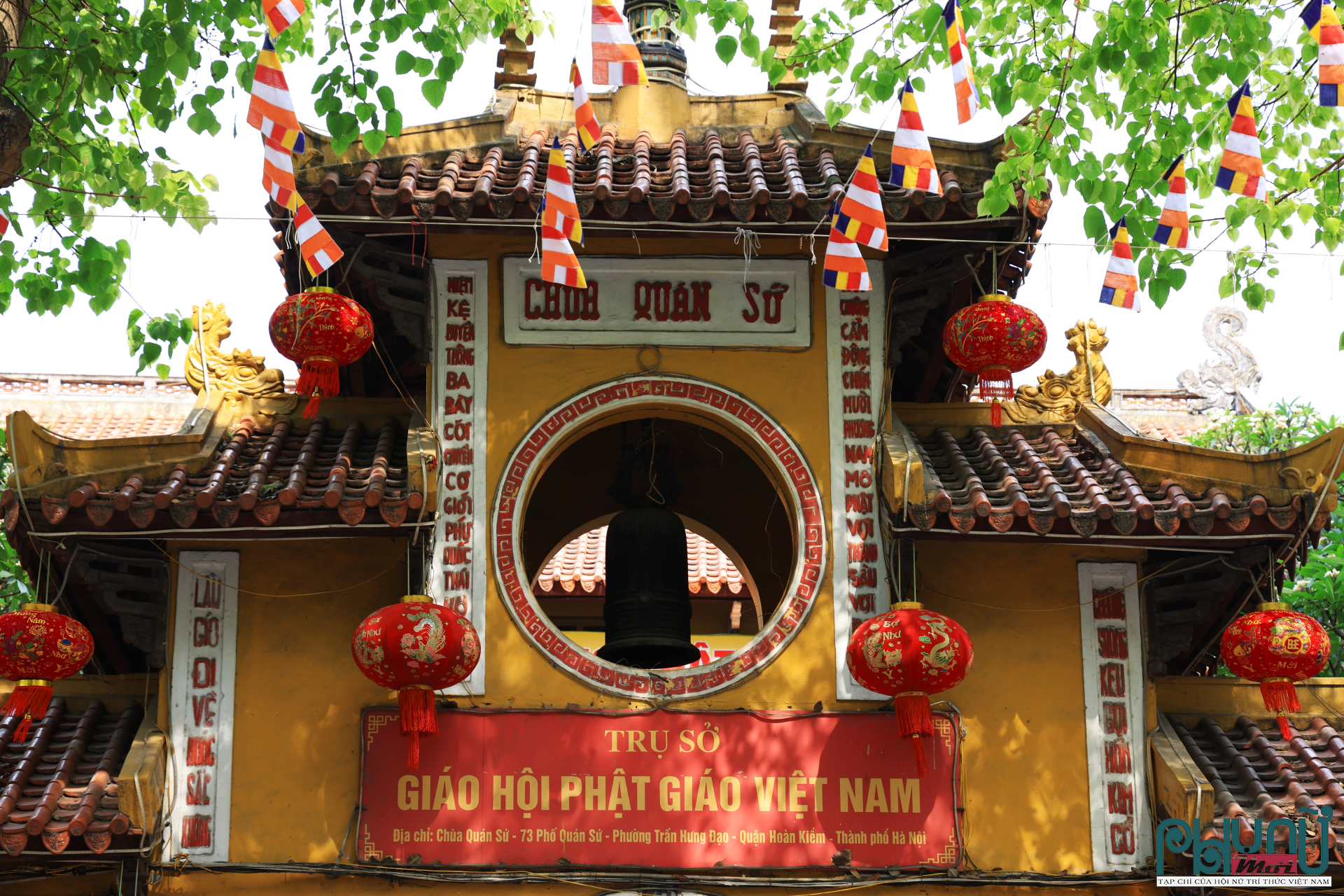Nằm giữa lòng Thủ đô Hà Nội, chùa Quán Sứ không chỉ là một di tích lịch sử lâu đời mà còn nổi tiếng với vẻ đẹp kiến trúc độc đáo, đặc biệt là cổng chùa. Với những đường nét chạm trổ tinh xảo và bố cục hài hòa, cổng chùa Quán Sứ được đánh giá là một trong những công trình kiến trúc cổ kính và đẹp nhất của Hà Nội.