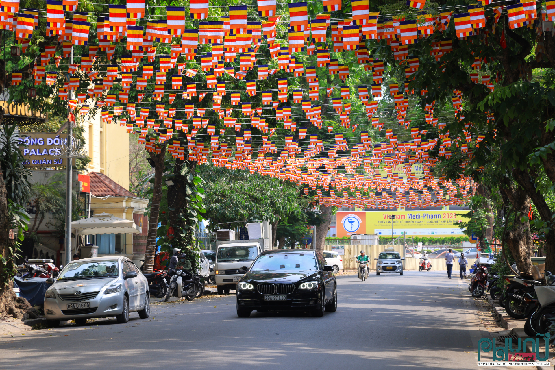 Từ đầu phố Quán Sứ đến cuối đường Lý Thường Kiệt, đâu đâu cũng thấy bóng dáng của lá cờ Phật giáo, tạo nên một dòng chảy thị giác đầy màu sắc và ý nghĩa. Những cánh cờ phấp phới như lời nguyện cầu an lành lan tỏa khắp không gian, đồng thời là dấu hiệu rõ ràng cho thấy sự chuẩn bị chu đáo của chùa Quán Sứ cho đại lễ Vesak và sự kiện rước xá lợi Đức Phật sắp tới.