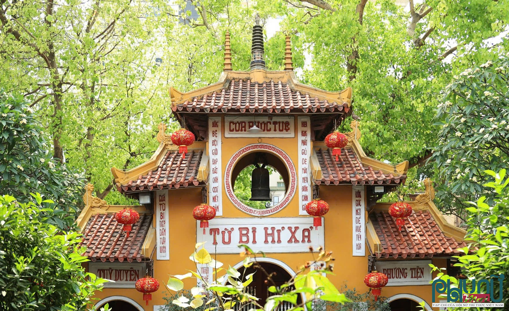 Trong hình là gác chuông nằm giữa tam quan với ba tầng mái của chùa. Trên tam quan, du khách có thể nhìn thấy nhiều câu đối bằng chữ quốc ngữ.